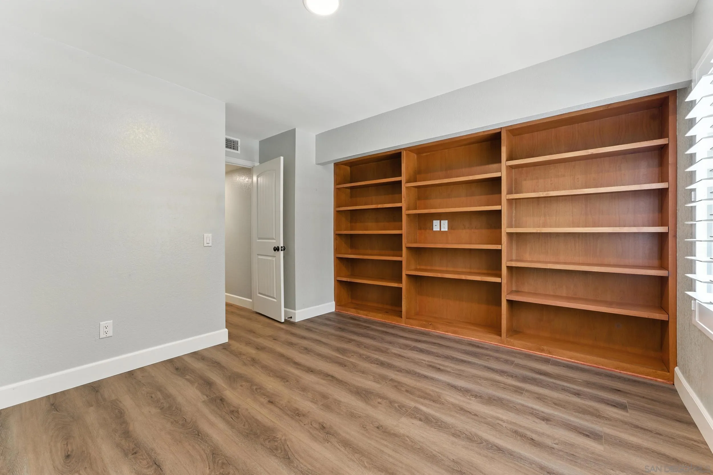 https://cdn.realtyfeed.com/cdn/127/250036248/2cded1c818224467e06006a6202a0638.webp
