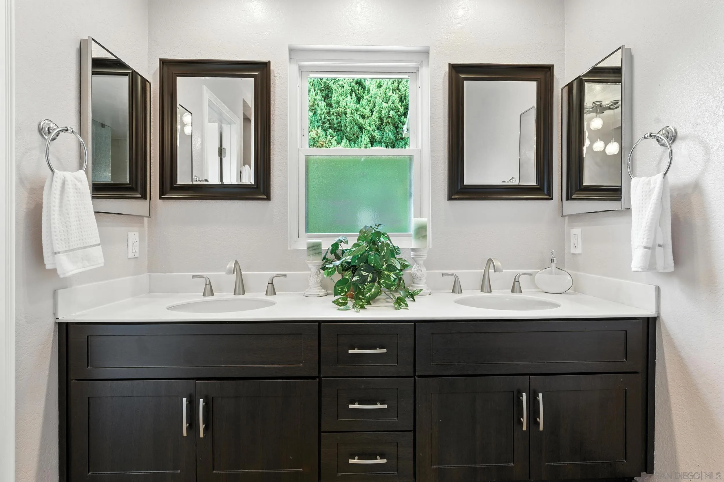 https://cdn.realtyfeed.com/cdn/127/250036248/af36e98807a3dcbdbb5984ae2df184c3.webp