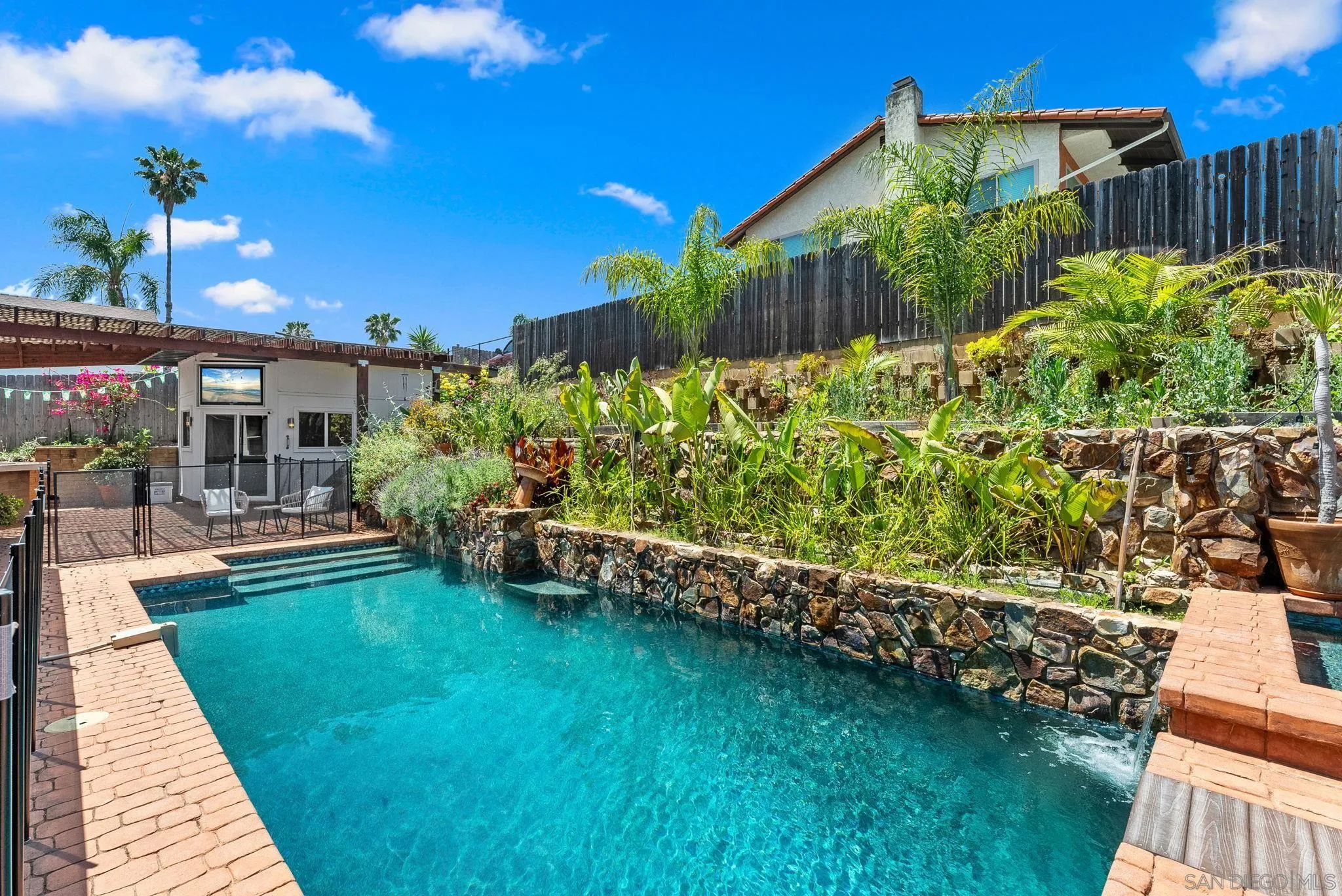 https://cdn.realtyfeed.com/cdn/127/250036252/b3892092f612693469a5b5306253c9f8.webp