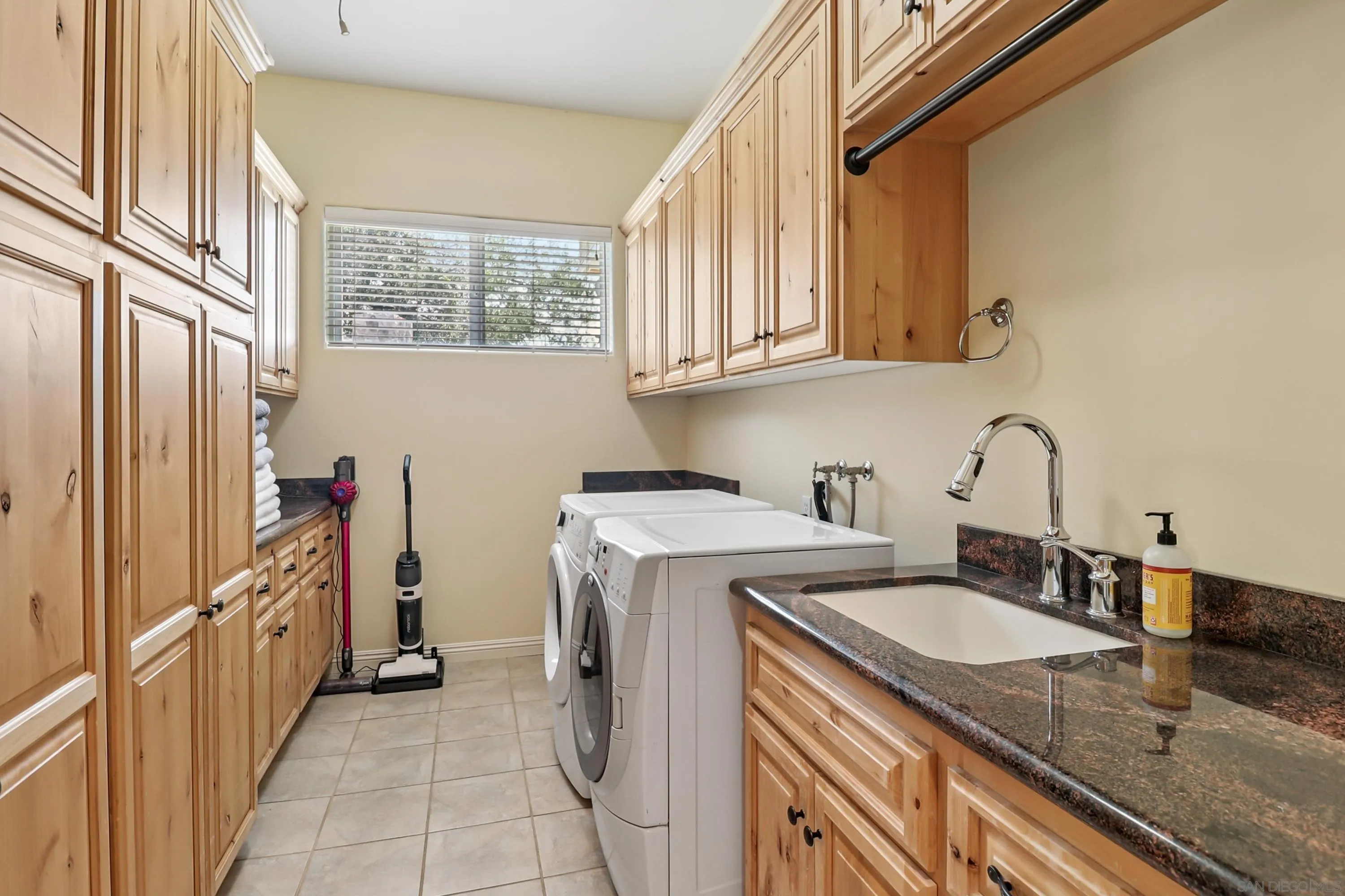 https://cdn.realtyfeed.com/cdn/127/250036259/a1511b82dce87f58daa50d446a417b61.webp