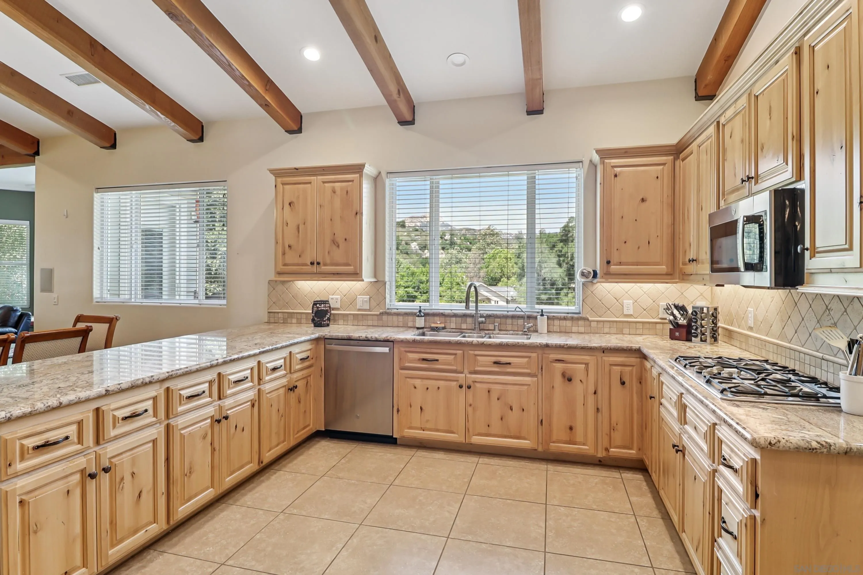 https://cdn.realtyfeed.com/cdn/127/250036259/a68a208c484304ceb8fe6710d9165b28.webp