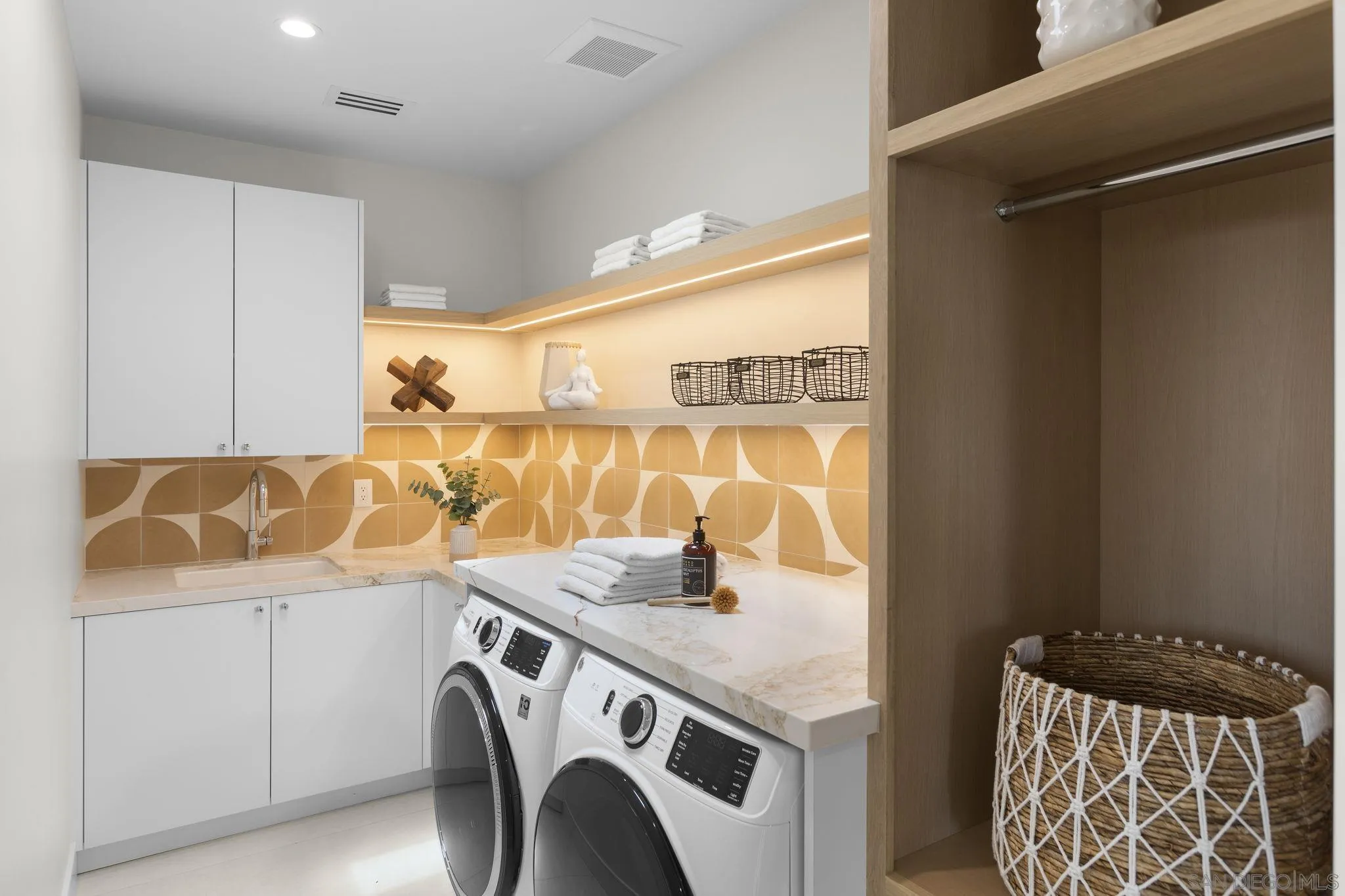 https://cdn.realtyfeed.com/cdn/127/250036265/e70f49607d7d025c0d82ef31a4c6fd43.webp