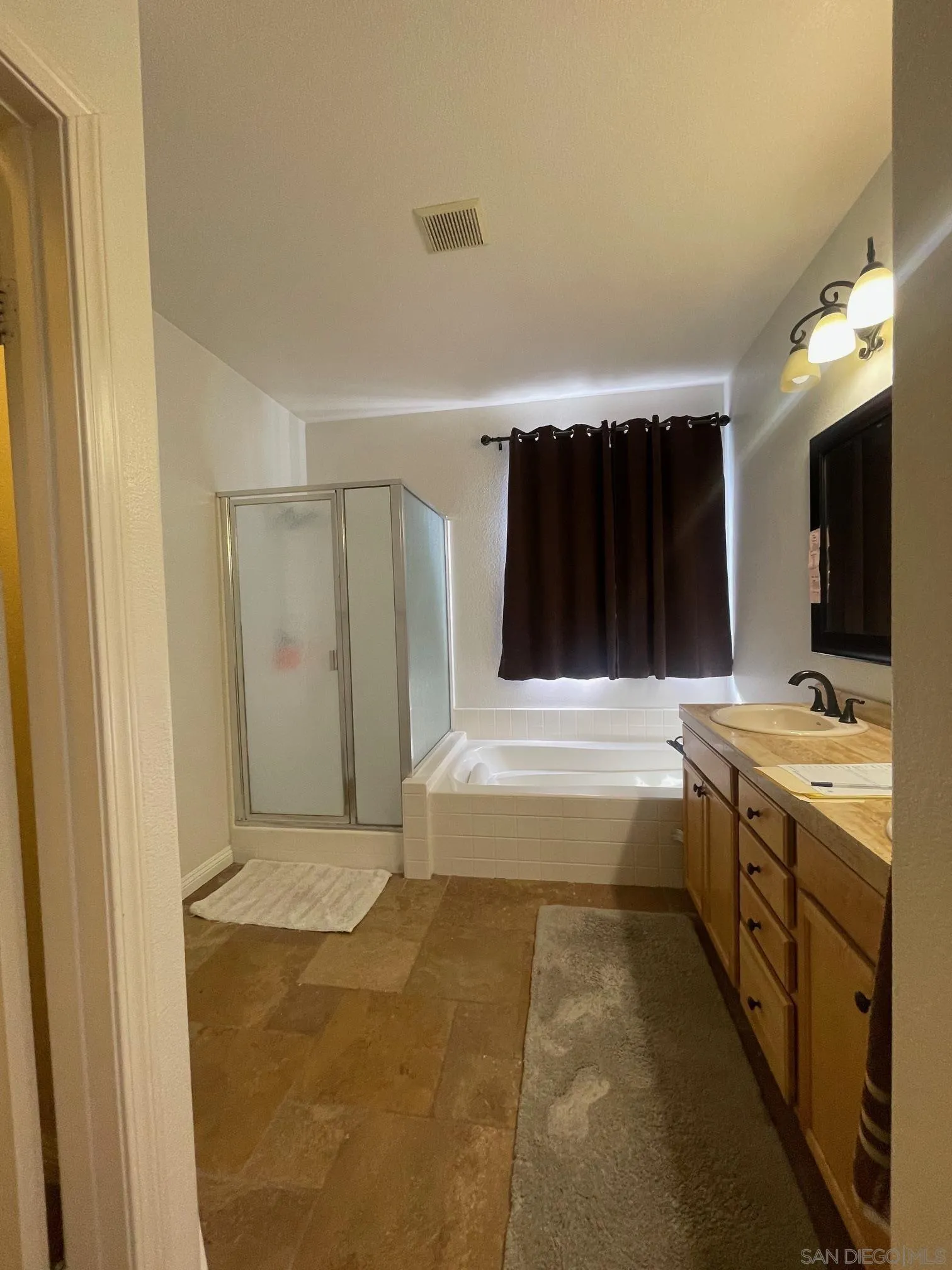 https://cdn.realtyfeed.com/cdn/127/250036267/52cdd498442c93357854389170f8b682.webp