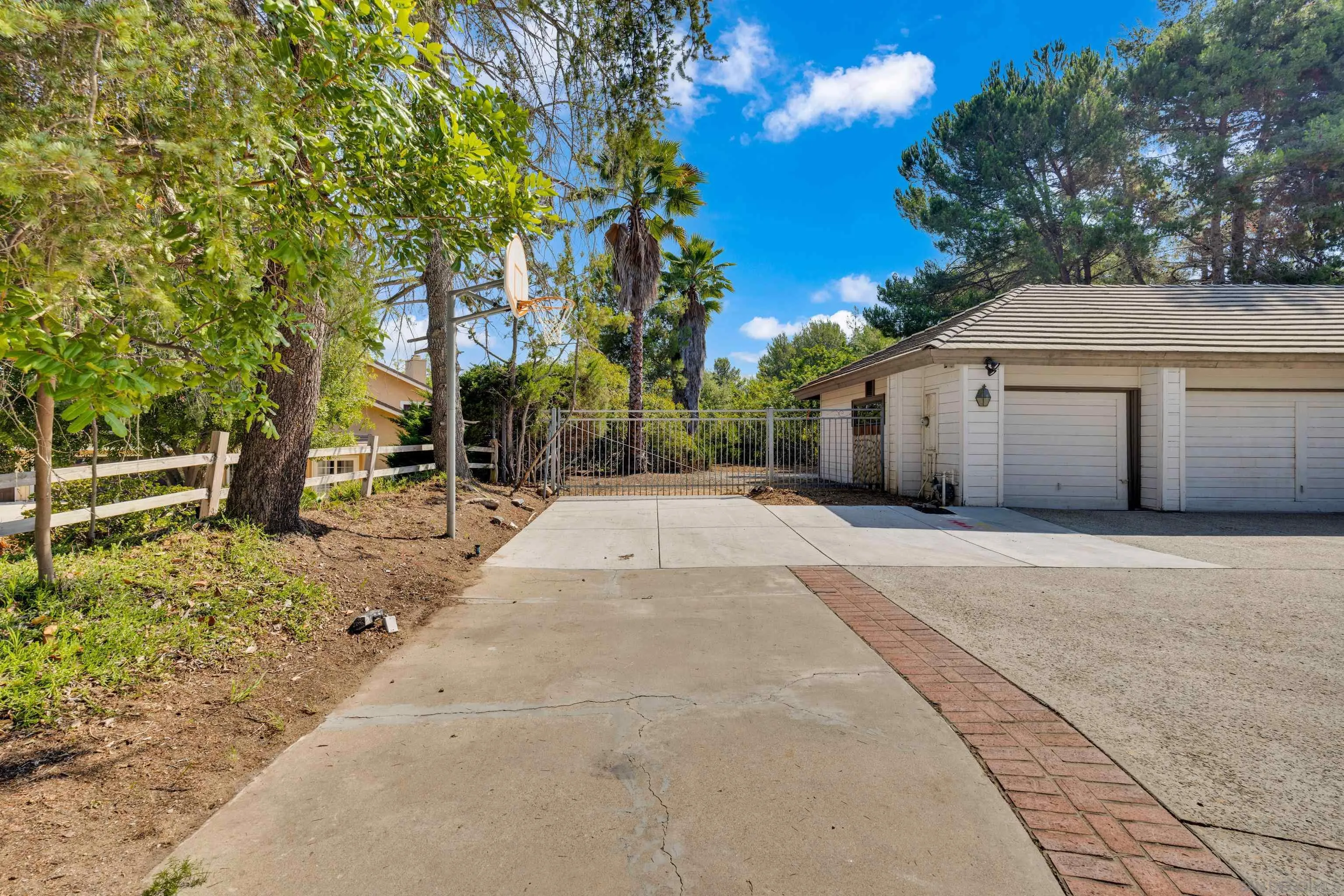 https://cdn.realtyfeed.com/cdn/127/250036268/2de9ee7f3ee00d5c61b560f78033996d.webp