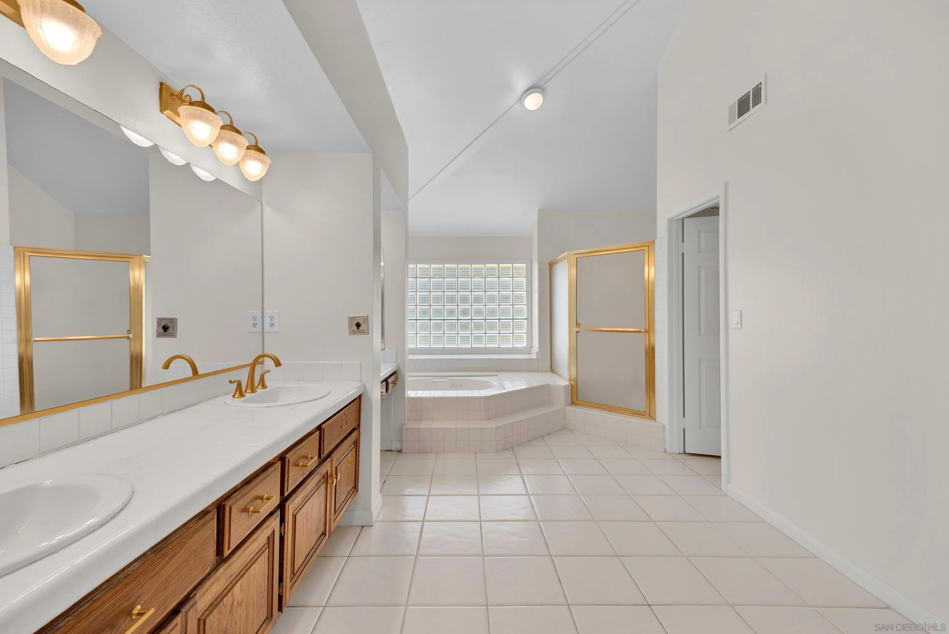 https://cdn.realtyfeed.com/cdn/127/250036268/2f6136ccf4b565285edf2e154aeeac5a.webp