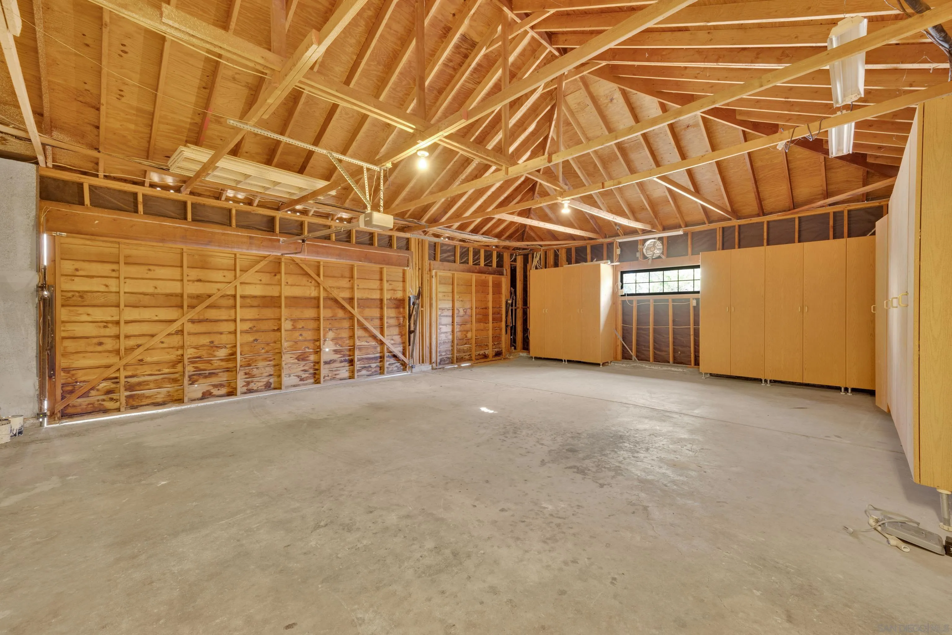 https://cdn.realtyfeed.com/cdn/127/250036268/988c766524fd7903bc247c66fa5c9508.webp