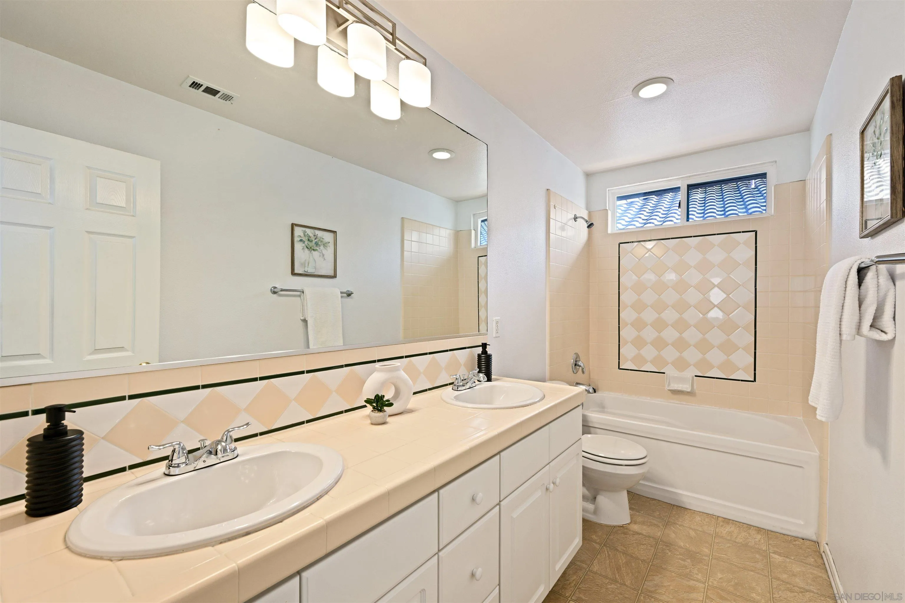 https://cdn.realtyfeed.com/cdn/127/250036283/8849cf5613d13f5f7850536357092208.webp
