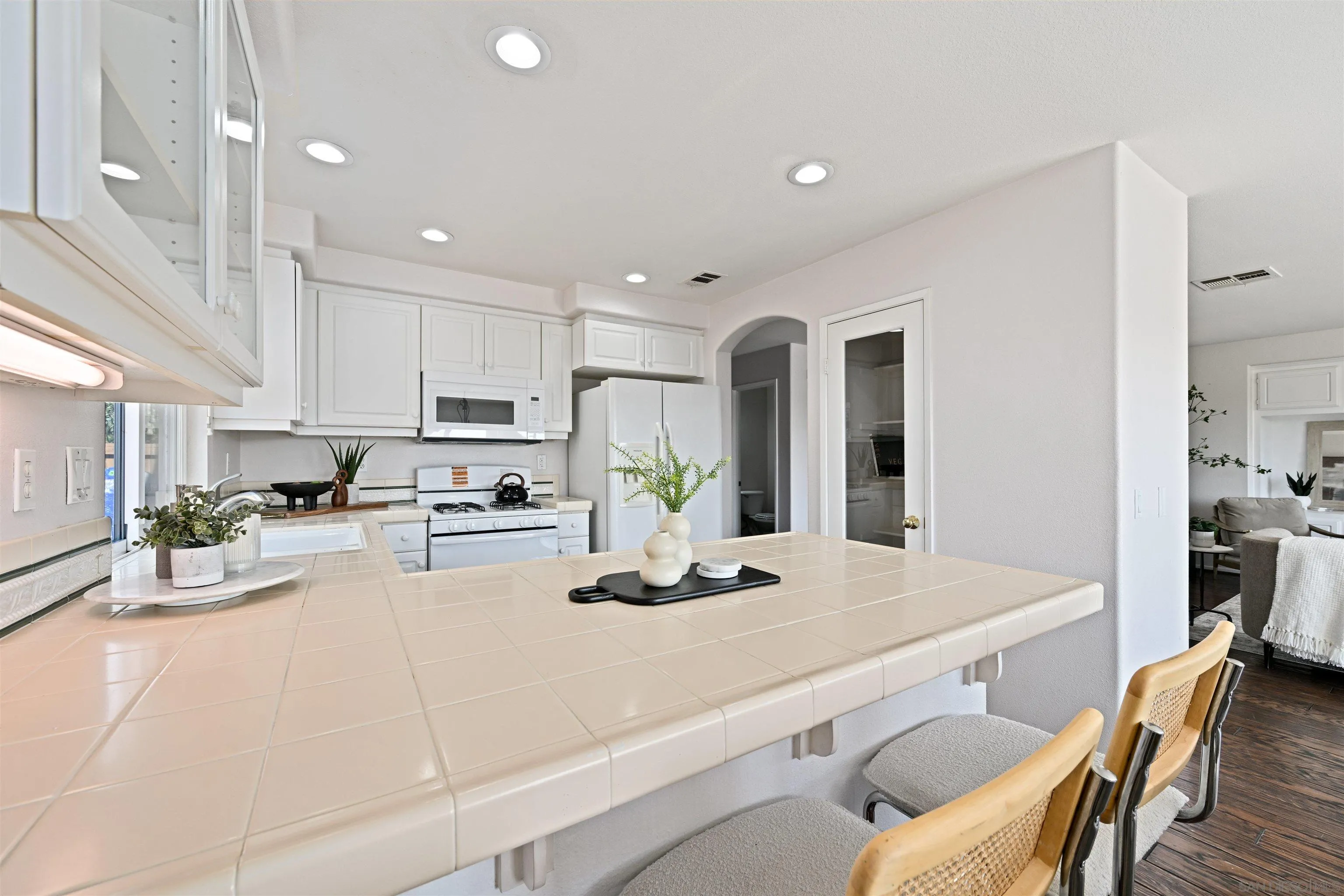 https://cdn.realtyfeed.com/cdn/127/250036283/b83c95f6f8a88832c968d9f576efcb0d.webp