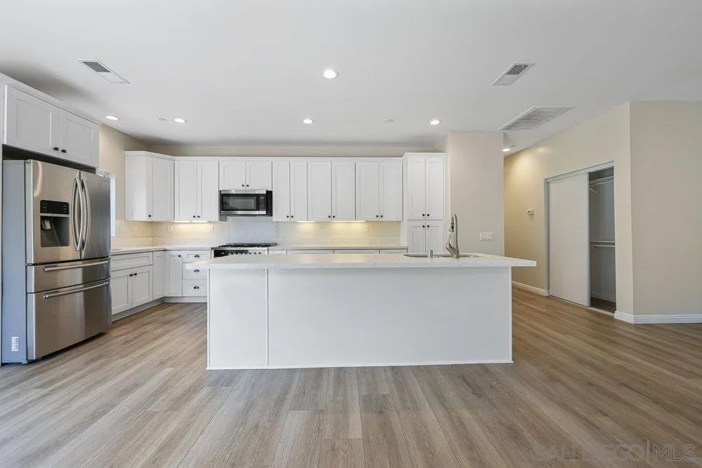 https://cdn.realtyfeed.com/cdn/127/250036289/230fdecaebb6ac0adcf4a774ebfc5d5b.webp