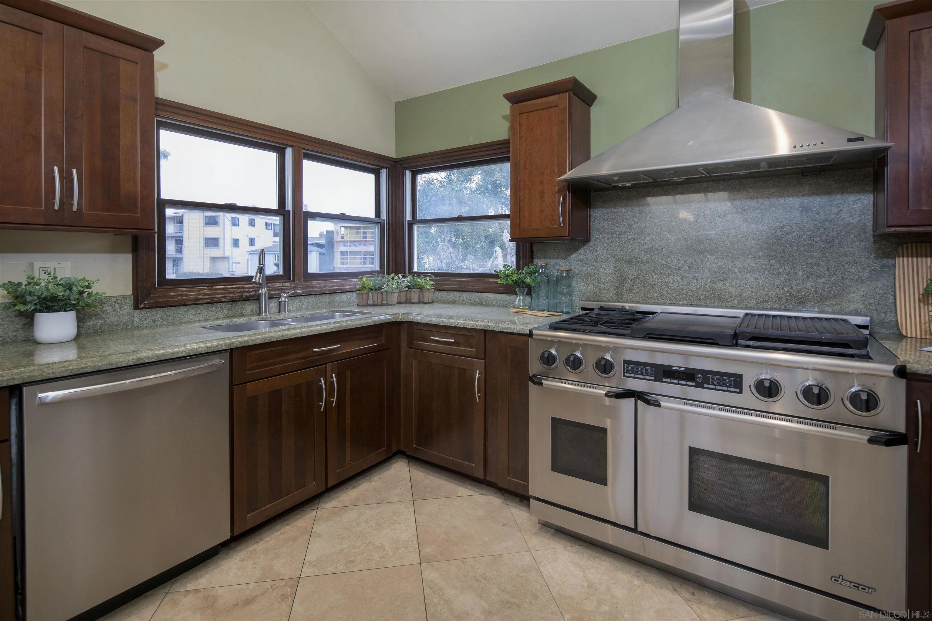 https://cdn.realtyfeed.com/cdn/127/250036293/385f979fe8ca0bc0ceb8f0e4b308dade.webp