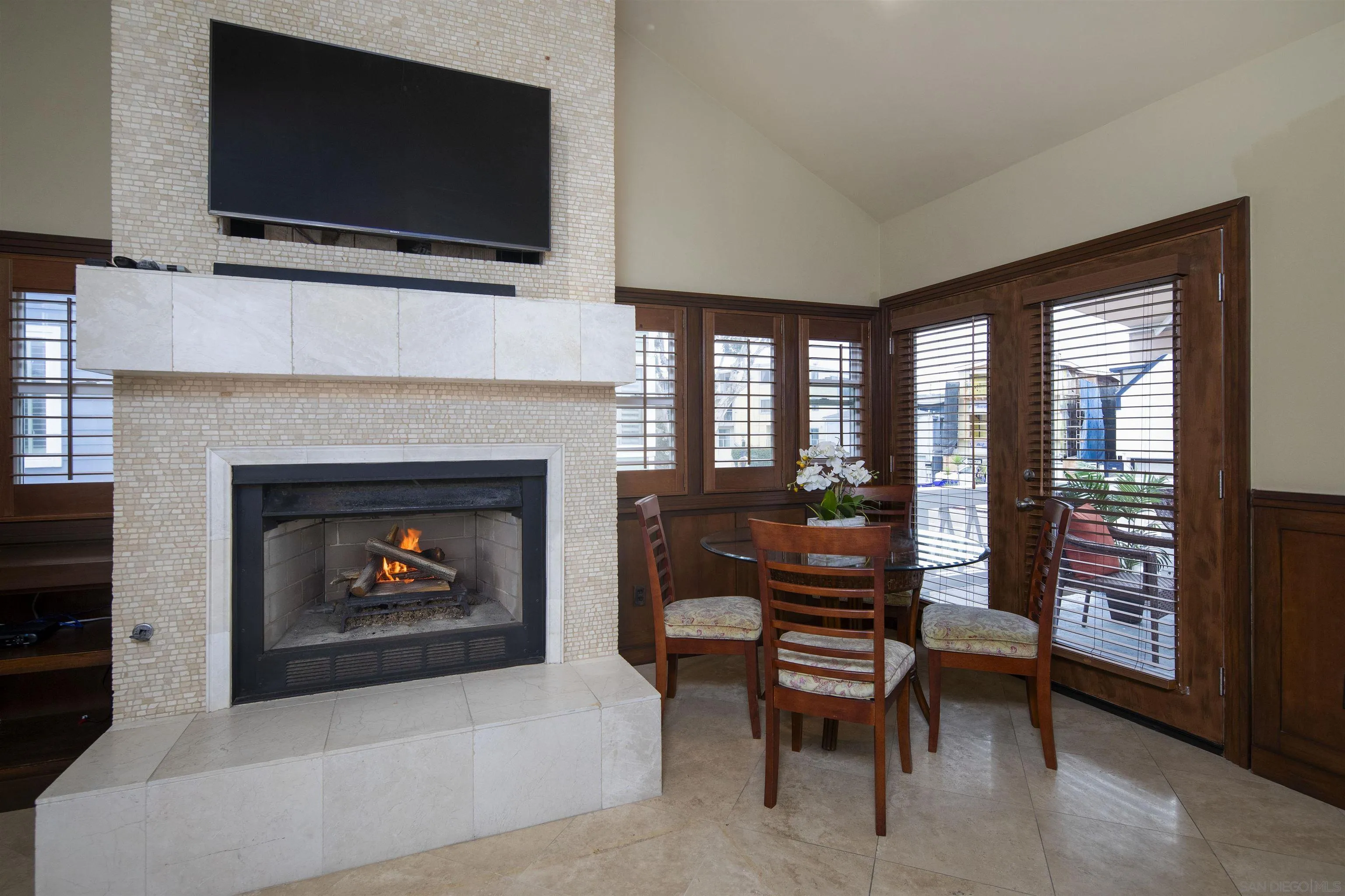 https://cdn.realtyfeed.com/cdn/127/250036293/3cdfd26e590cef41eb8dbbf456b46283.webp