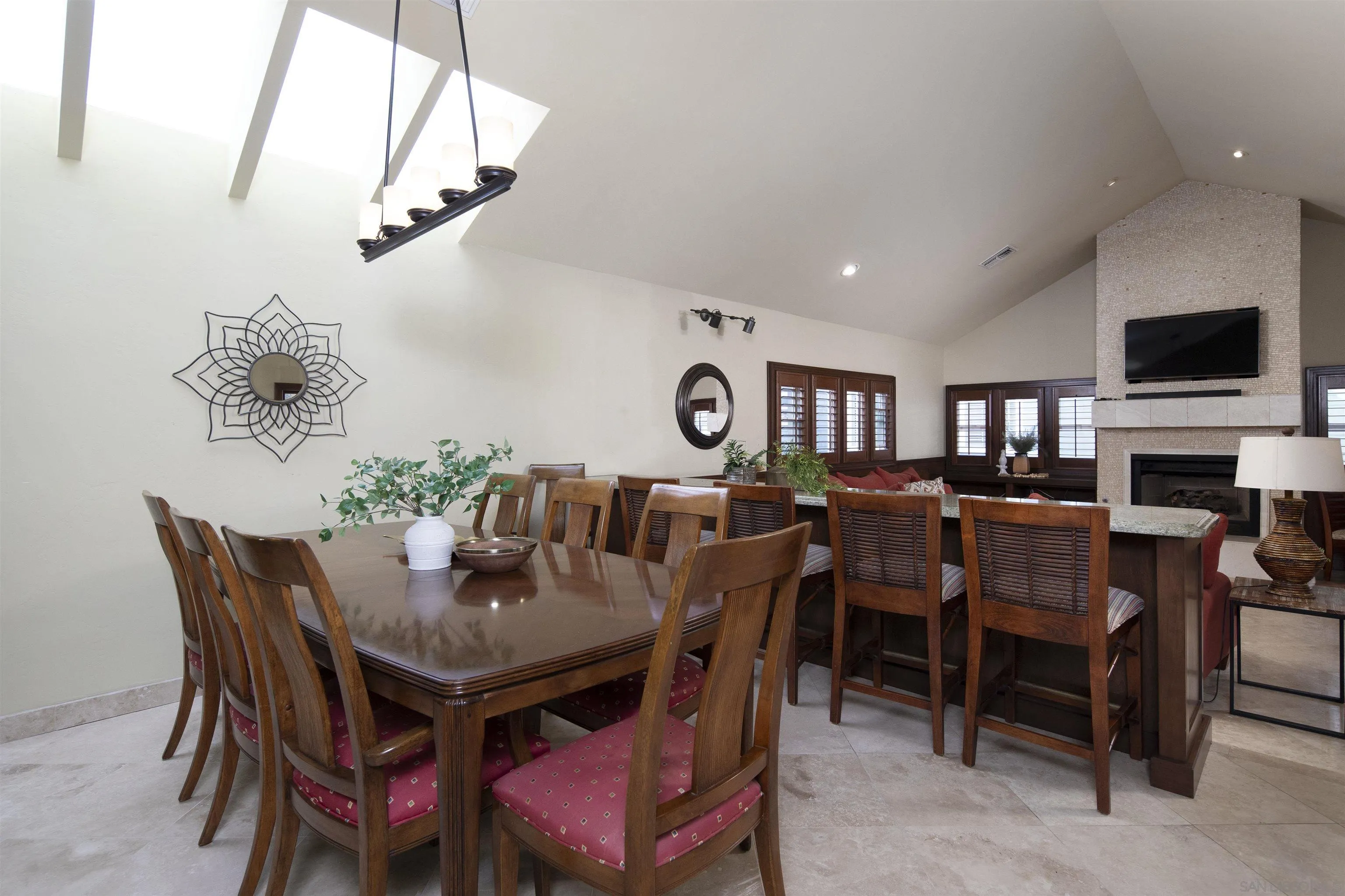 https://cdn.realtyfeed.com/cdn/127/250036293/74ff142c7b4fca61a1ca28fc3720814f.webp