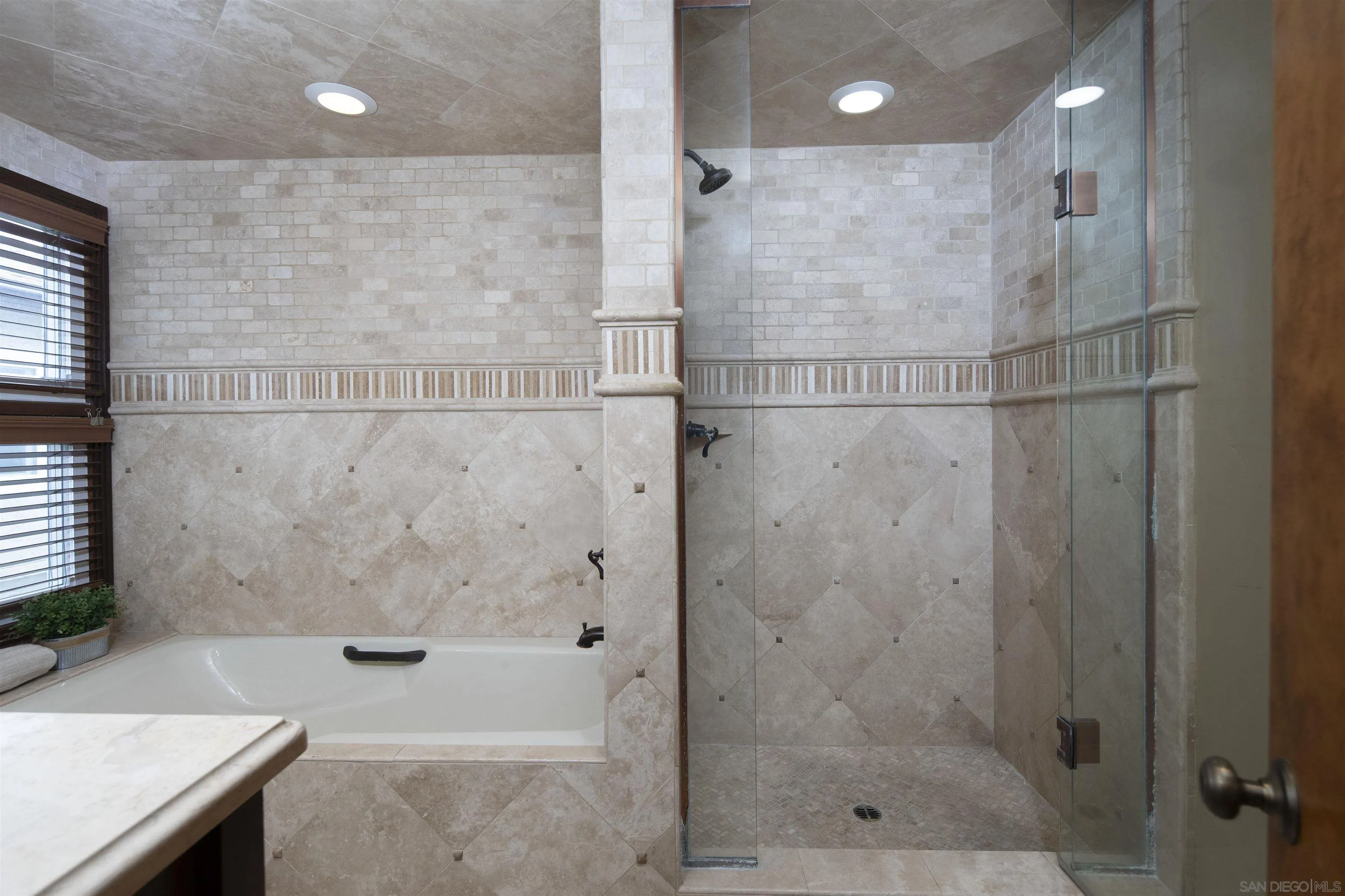 https://cdn.realtyfeed.com/cdn/127/250036293/76262bd91fd5314d3d682d23dc8ab740.webp