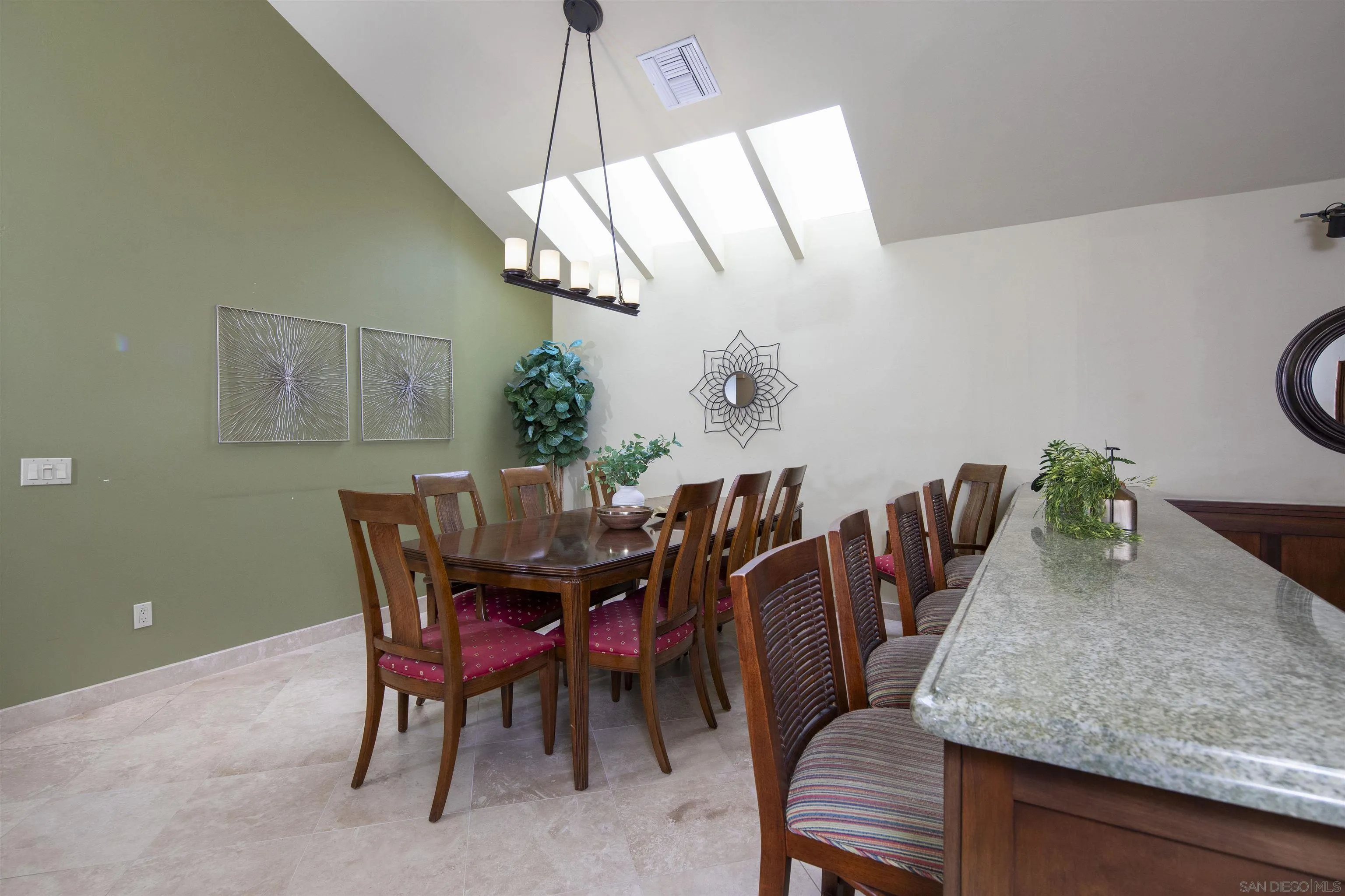 https://cdn.realtyfeed.com/cdn/127/250036293/9dce12fb3cdfcc10c6ede9c8166bf33b.webp