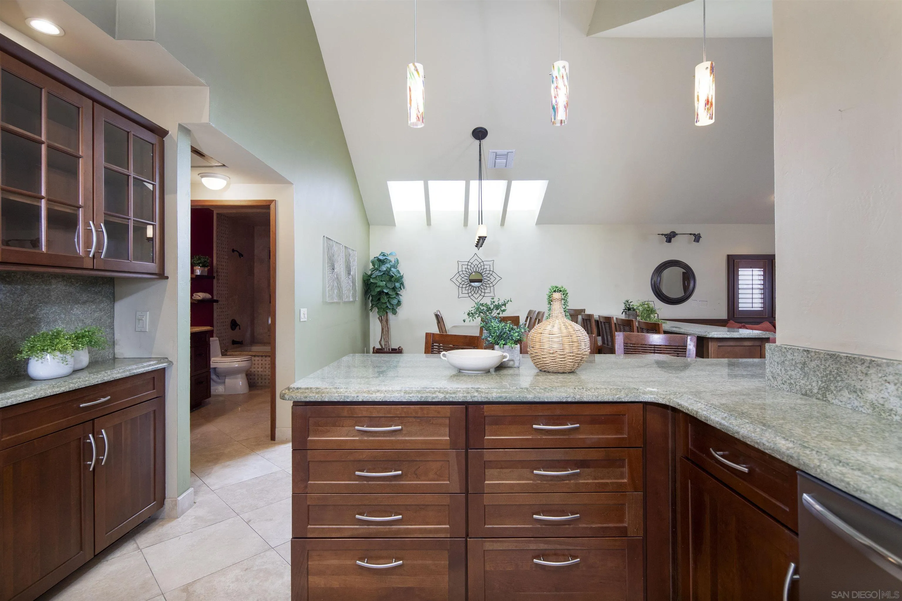 https://cdn.realtyfeed.com/cdn/127/250036293/b5846f915e5f6907bb835cec3b11b47f.webp