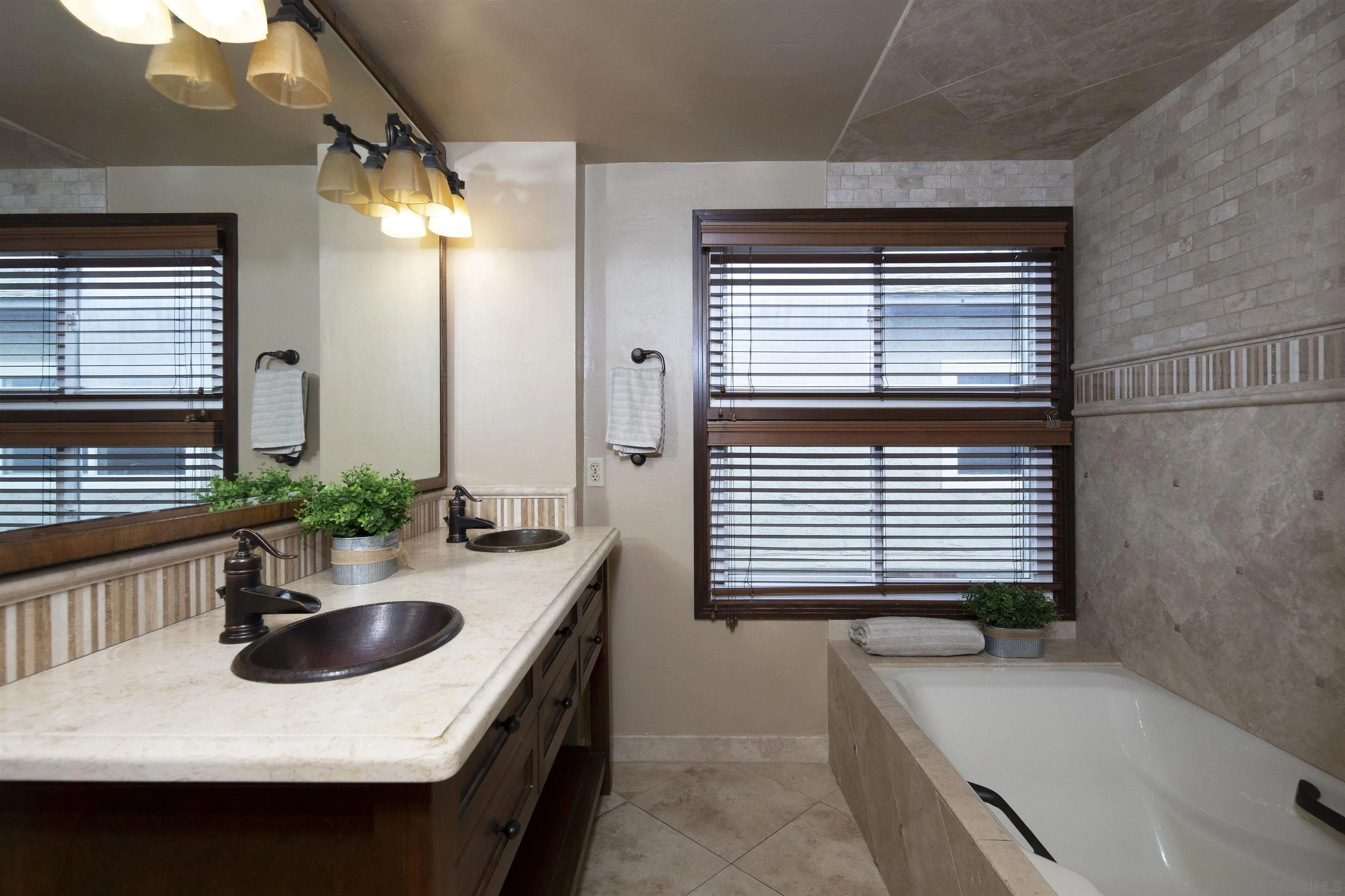 https://cdn.realtyfeed.com/cdn/127/250036293/c8699c36b9211d4475fcd07e1f3220d5.webp