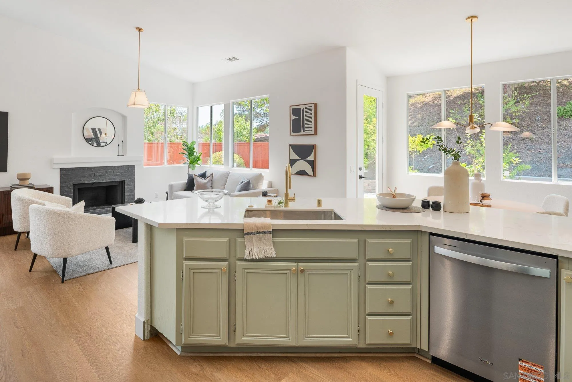 https://cdn.realtyfeed.com/cdn/127/250036306/0eccfab4f1044b77bc960f952a39ae16.webp