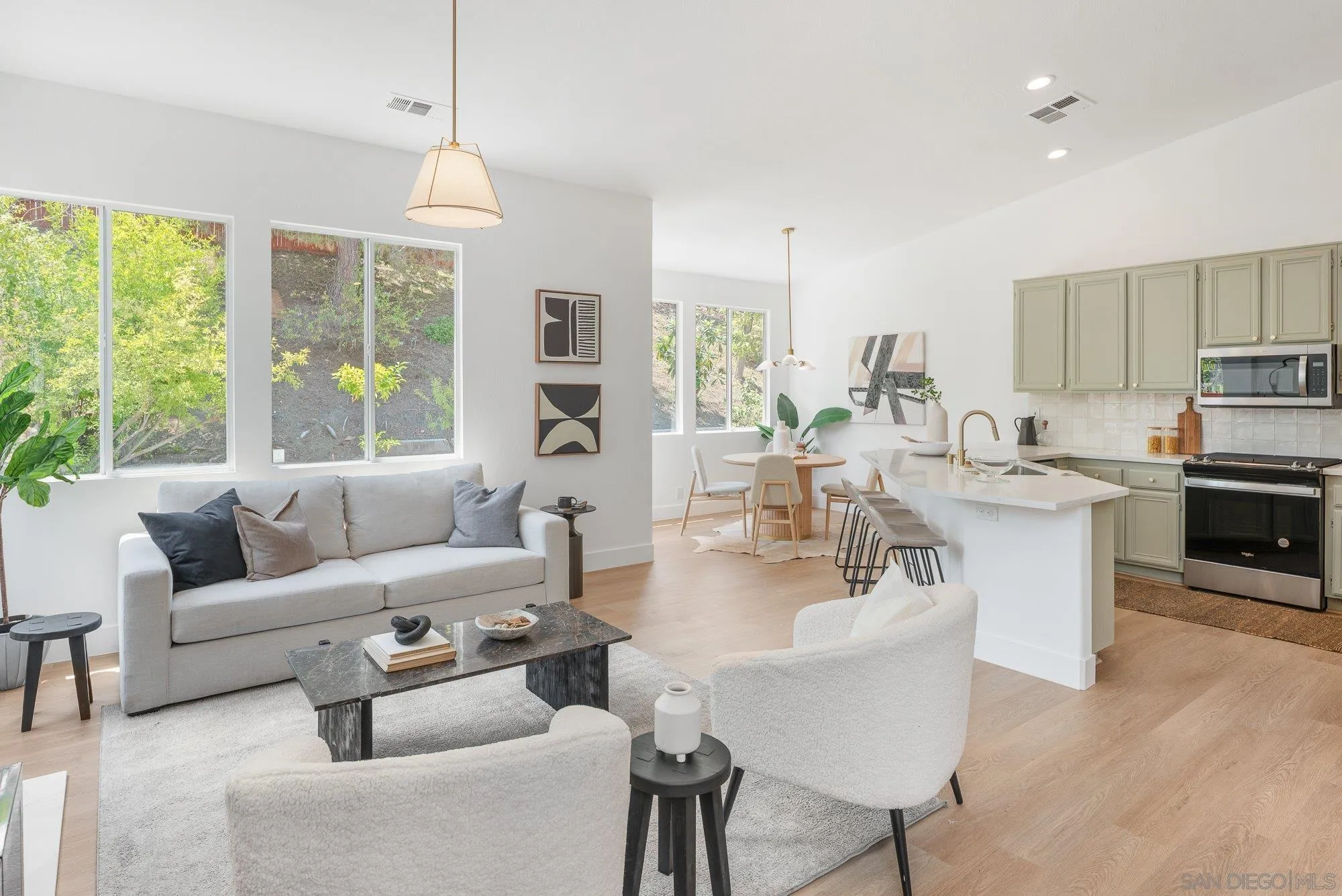 https://cdn.realtyfeed.com/cdn/127/250036306/cc24bbf1cbc87a943bdb315ae50bef9a.webp