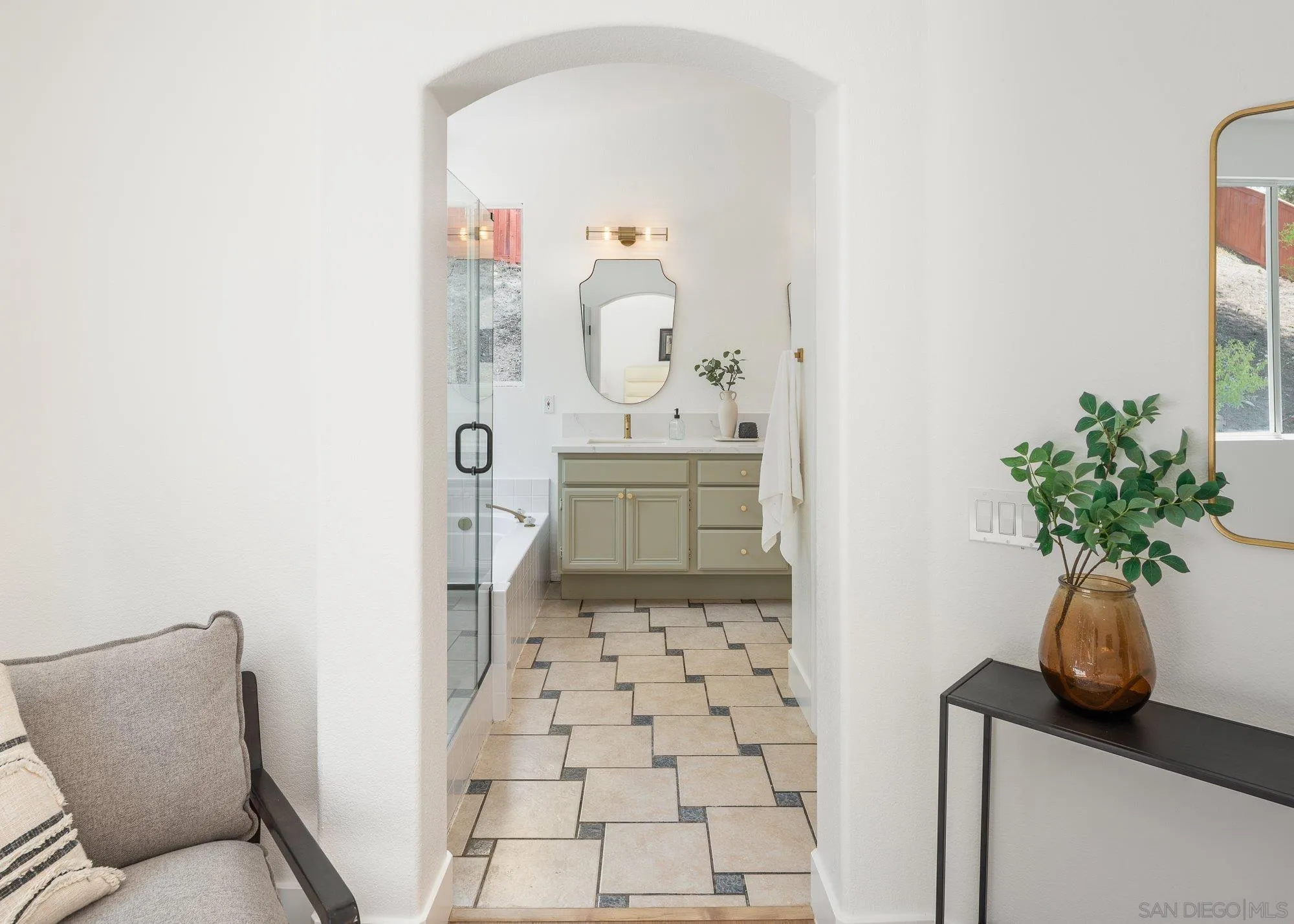 https://cdn.realtyfeed.com/cdn/127/250036306/db2acfd999459f7d400437bab42d7ea9.webp