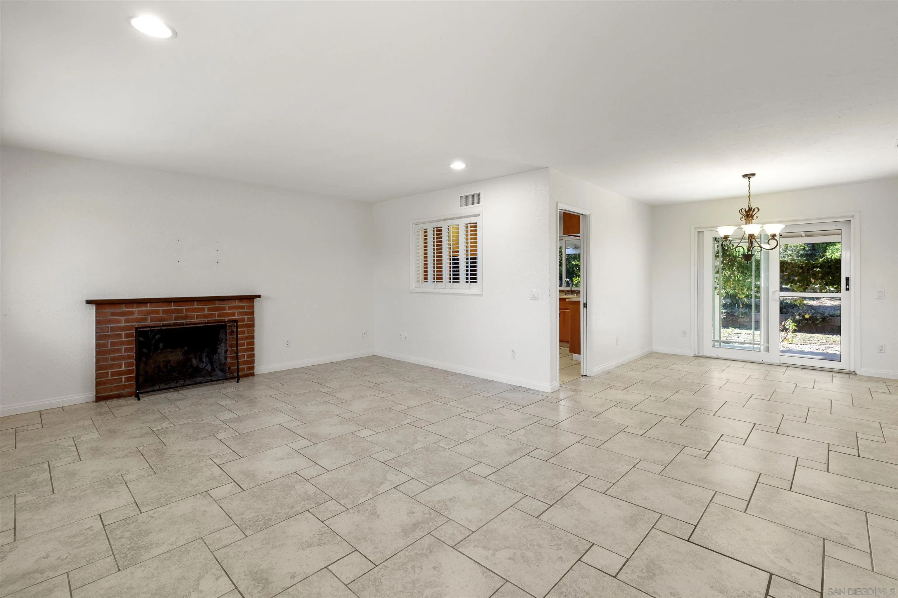 https://cdn.realtyfeed.com/cdn/127/250036311/2700dfe6b9343a0e3c200b03ae69d511.webp