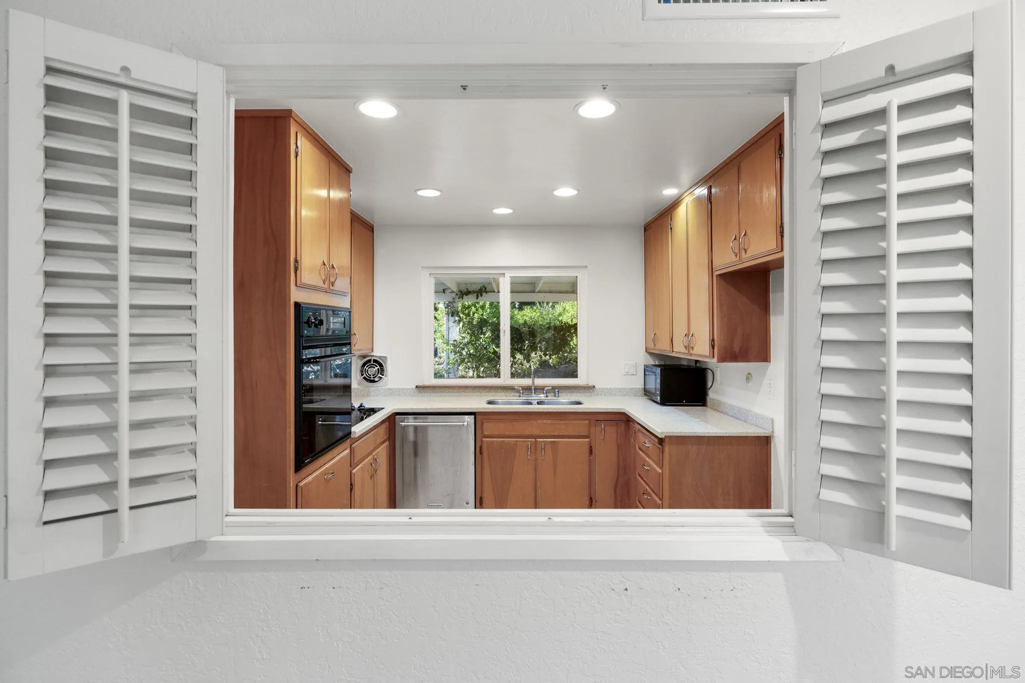 https://cdn.realtyfeed.com/cdn/127/250036311/ab992506059d495ac01bc2224910a33b.webp
