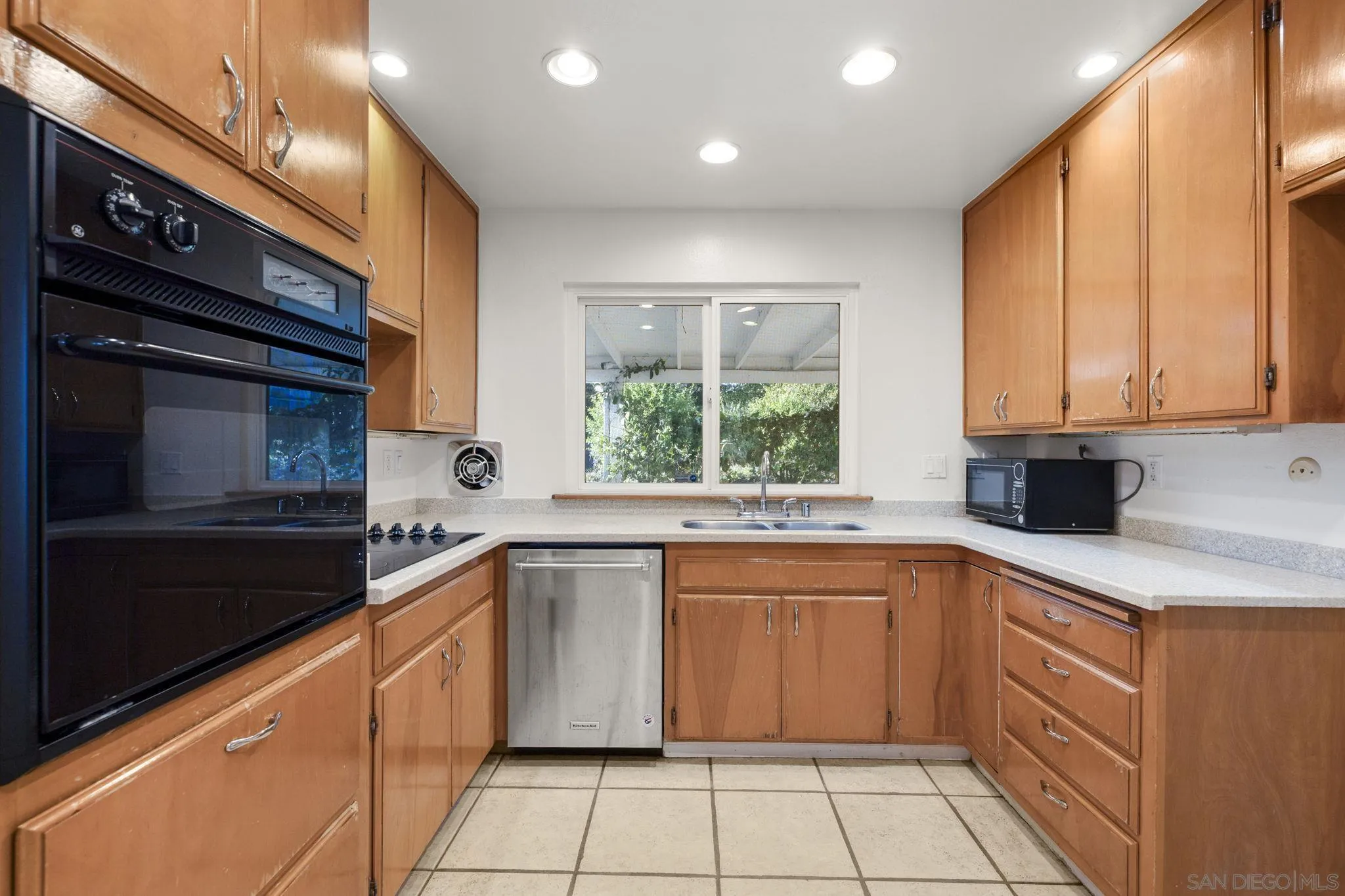 https://cdn.realtyfeed.com/cdn/127/250036311/eef0a28bde780c03de732981d12d5c98.webp