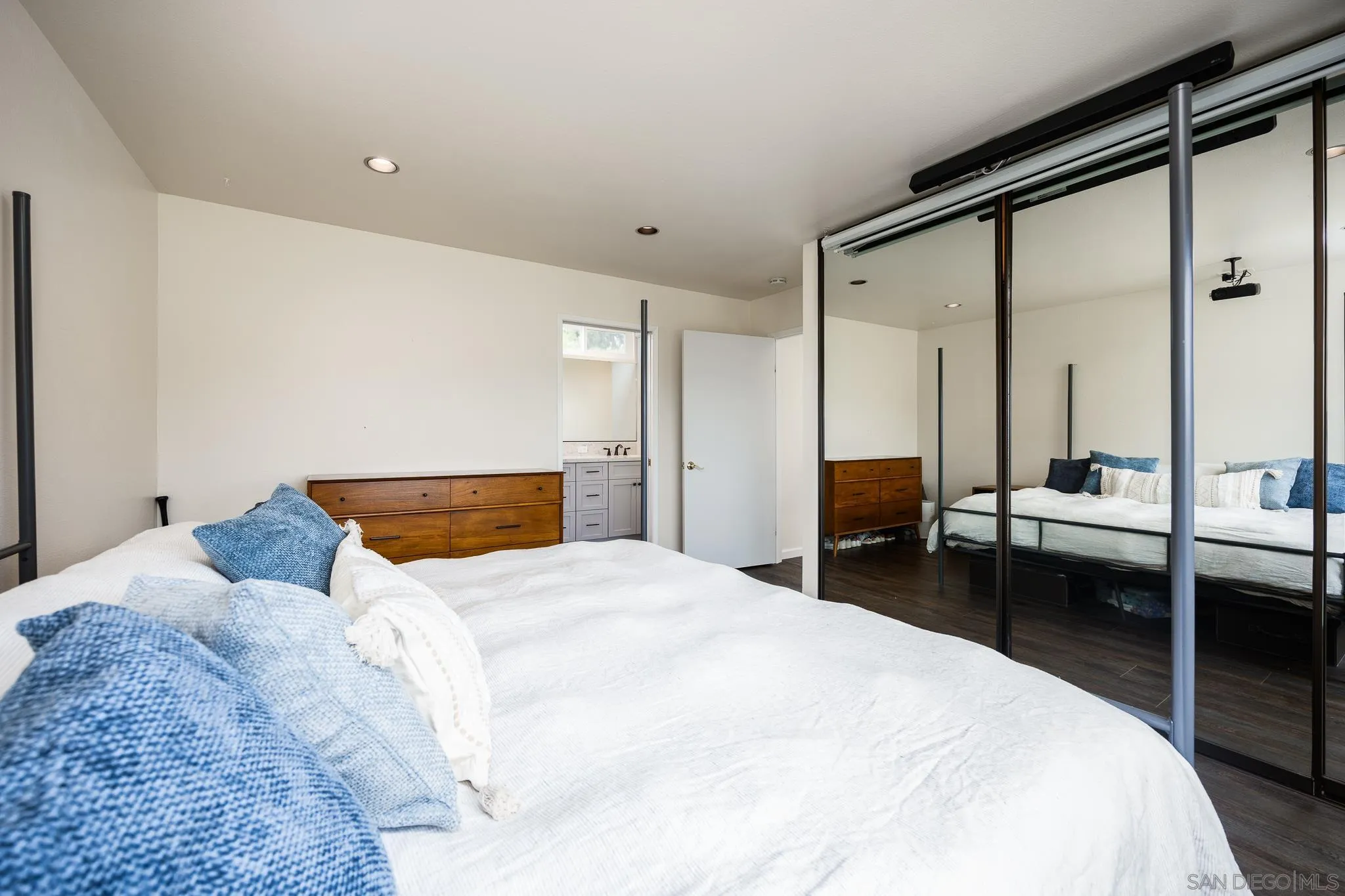 https://cdn.realtyfeed.com/cdn/127/250036317/e72125fed4daf88dc62048ee0e74fe99.webp