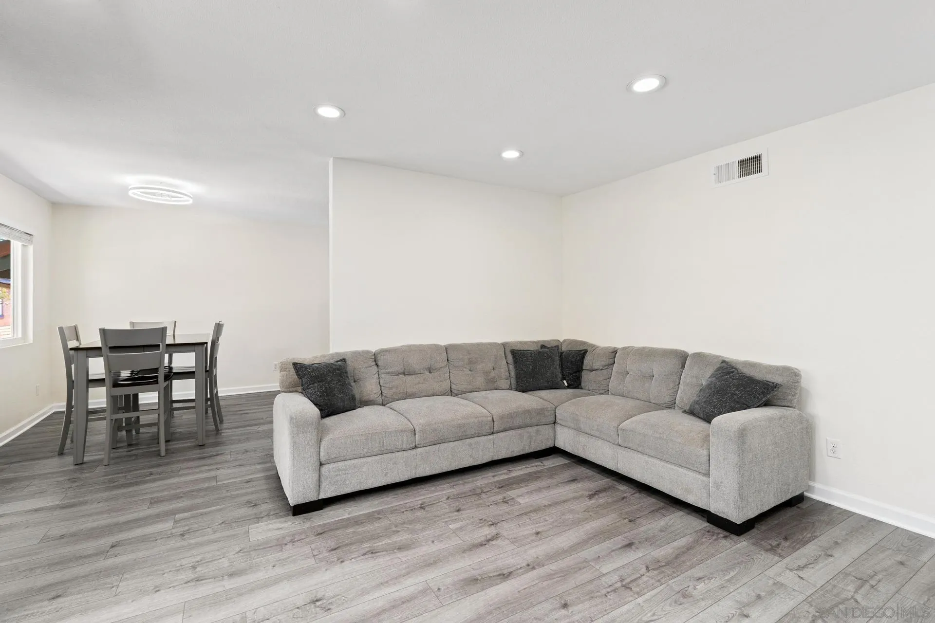 https://cdn.realtyfeed.com/cdn/127/250036320/39d9c7dadb0ed619a6441d5538f15efd.webp