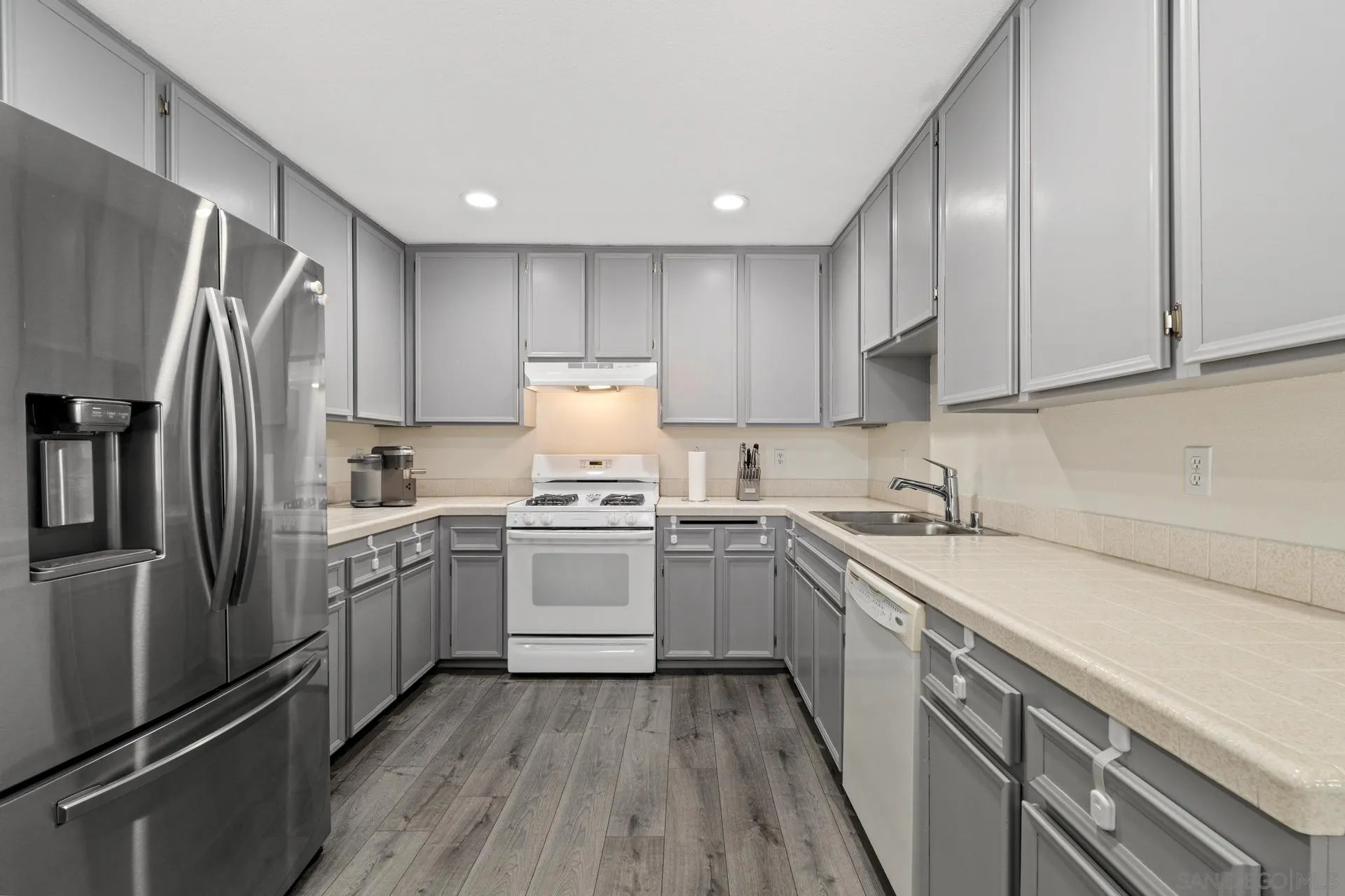 https://cdn.realtyfeed.com/cdn/127/250036320/57a6f4e501018c960590d5159735d03d.webp