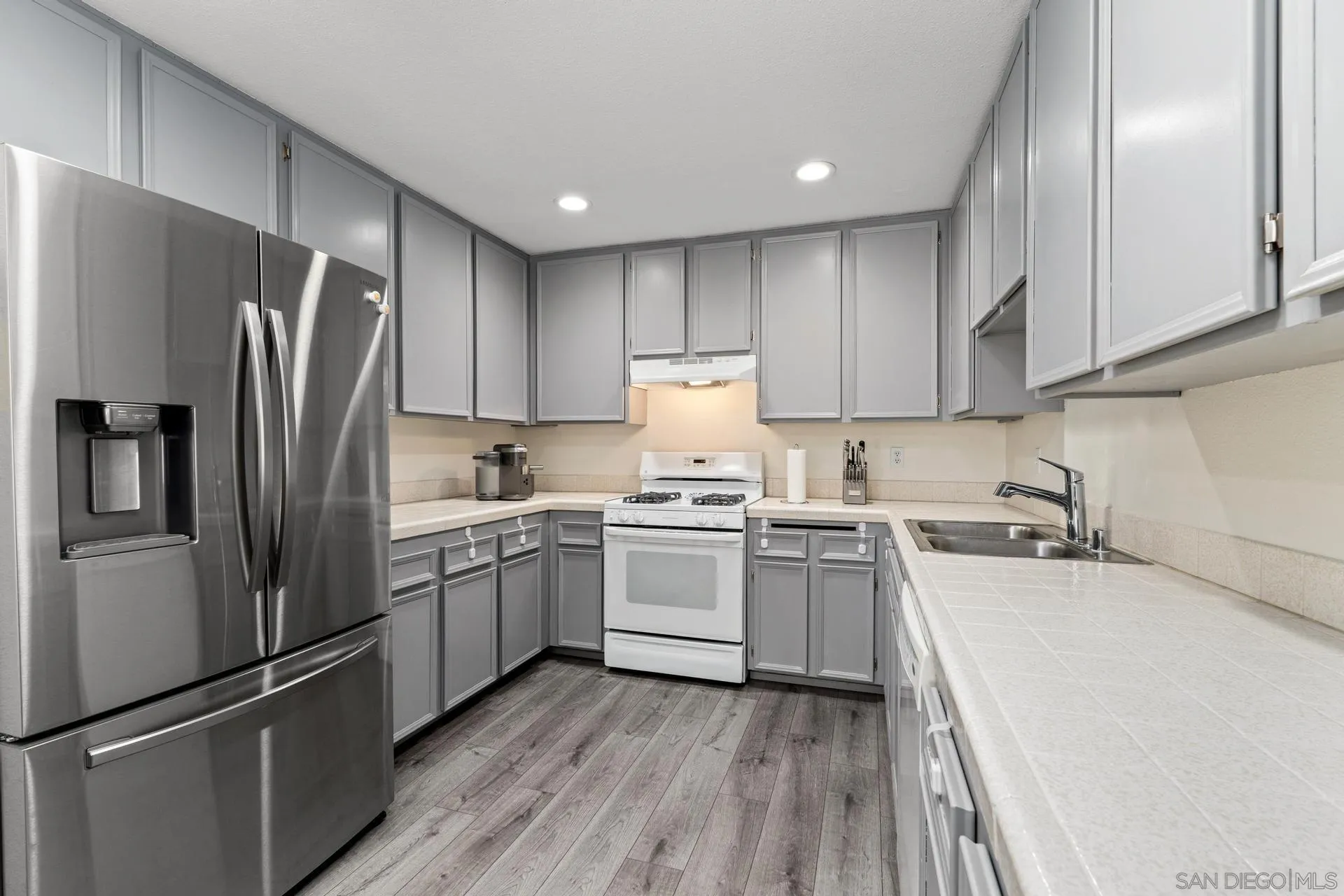 https://cdn.realtyfeed.com/cdn/127/250036320/9a030eb0d2367deafcb40288128e317c.webp