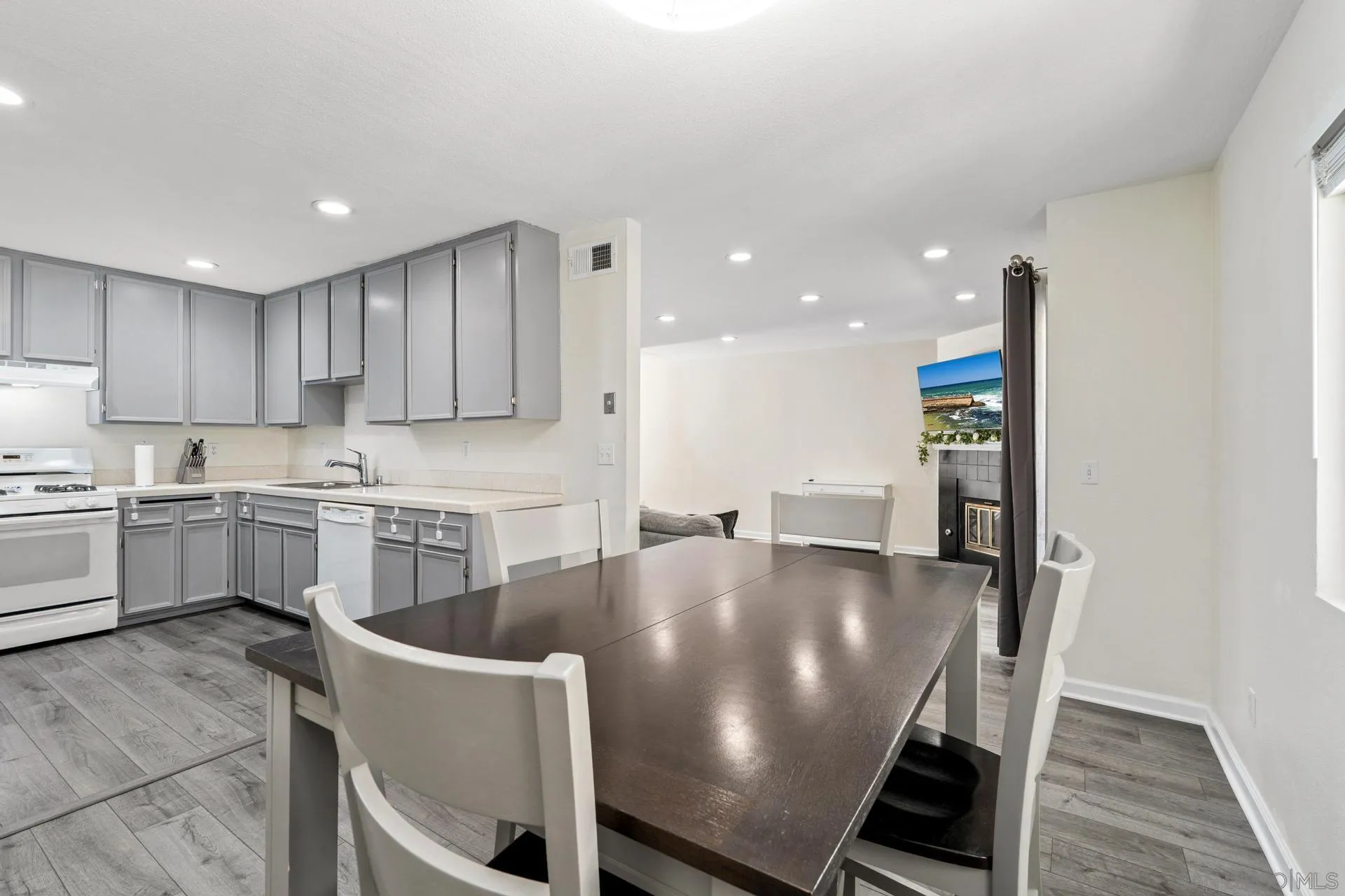 https://cdn.realtyfeed.com/cdn/127/250036320/c6ab18d8fb70e2893f8ac9a4b8a39e21.webp