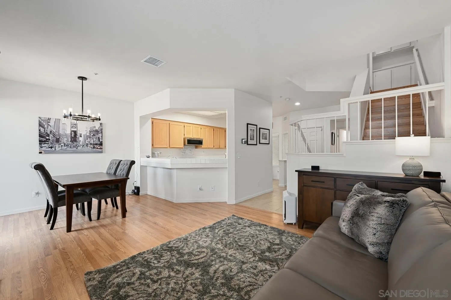 https://cdn.realtyfeed.com/cdn/127/250036323/62542073d276ccdd454ff4e36d3b435e.webp