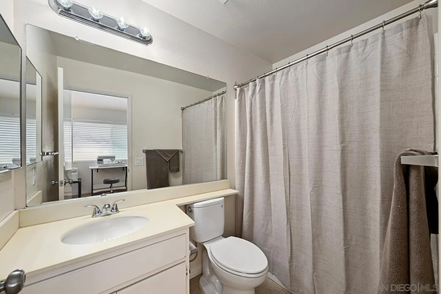 https://cdn.realtyfeed.com/cdn/127/250036323/d70cd3415f32188df76f9054d06a5ed3.webp