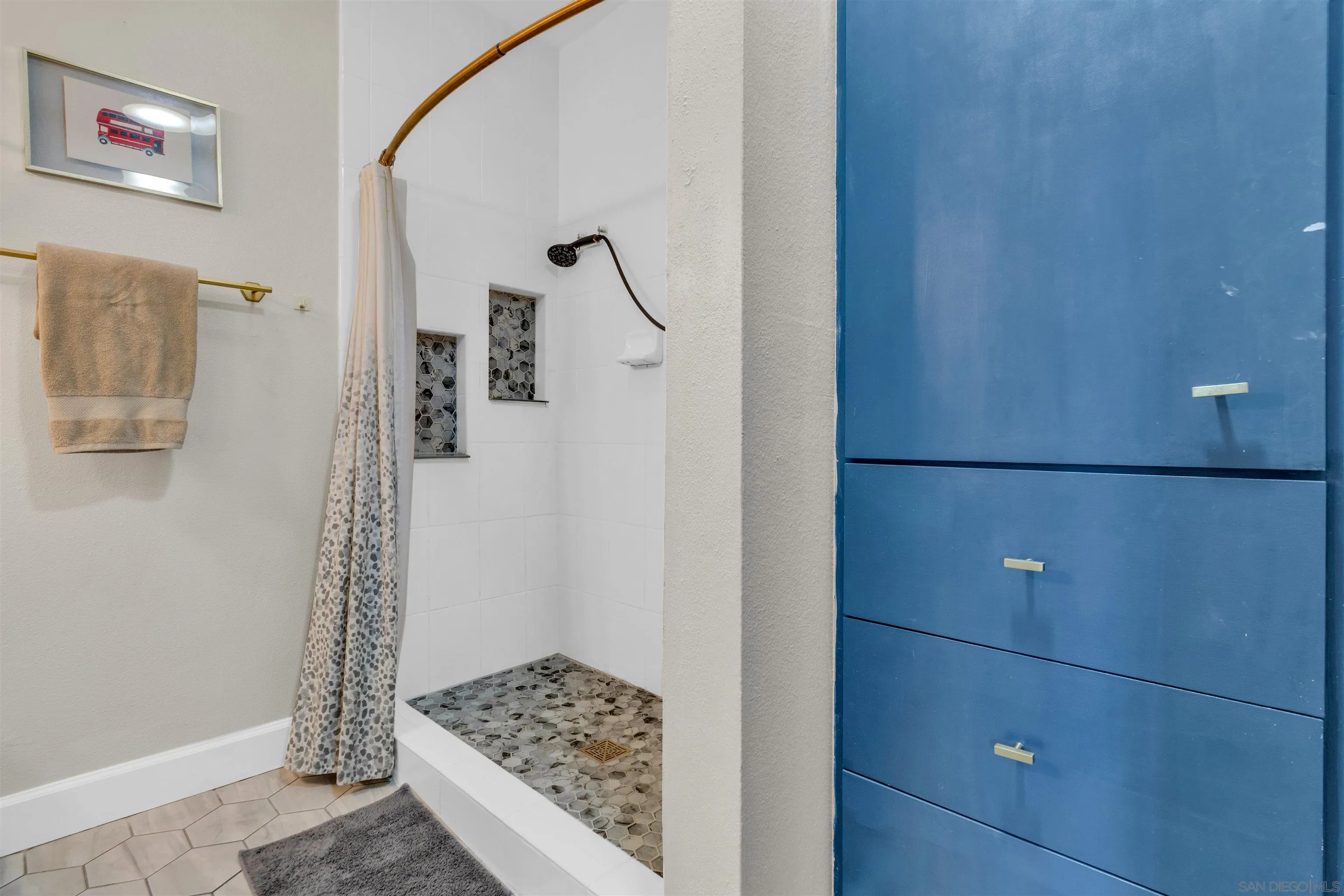 https://cdn.realtyfeed.com/cdn/127/250036325/79d586d396c664a10d34e15efdc83565.webp