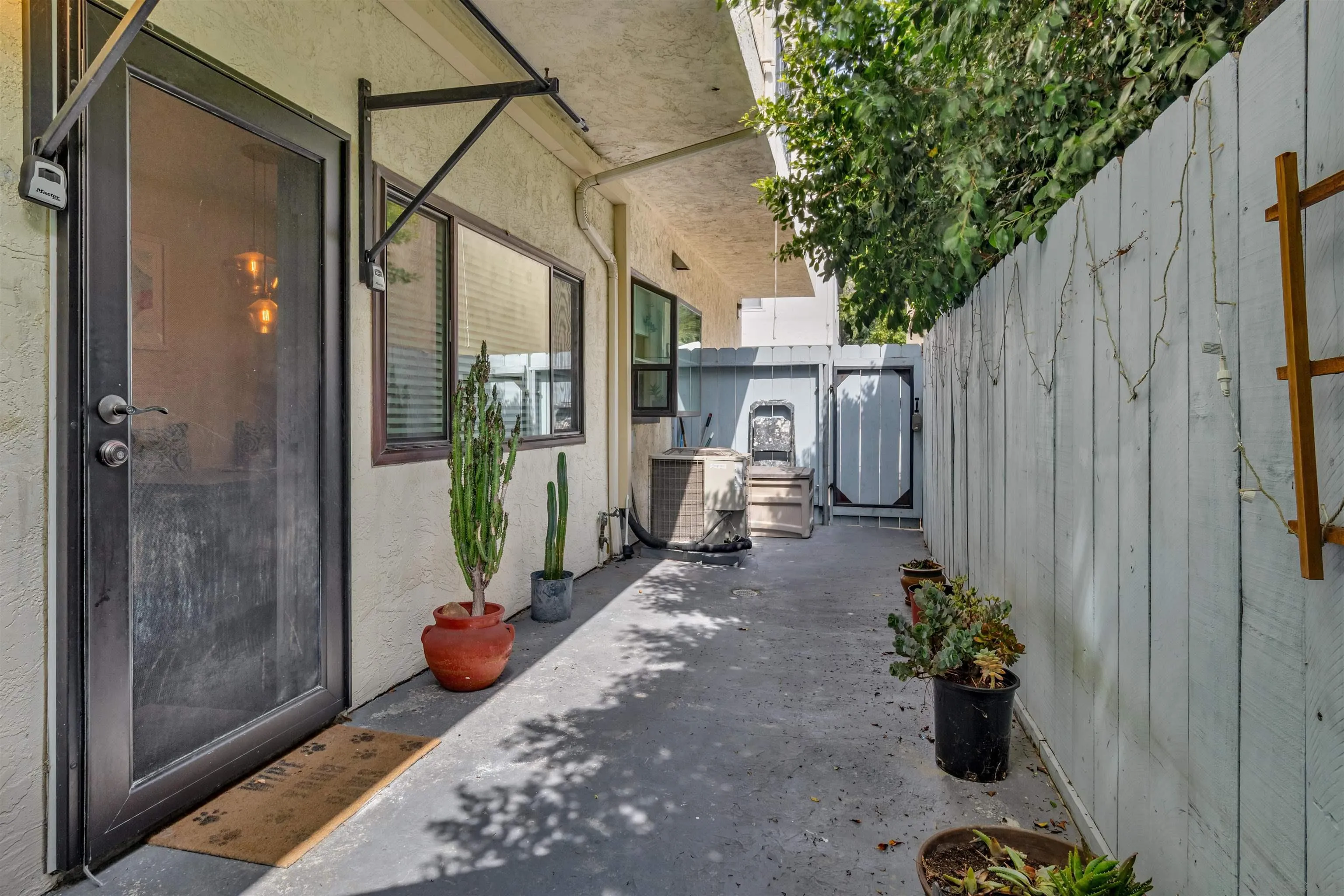 https://cdn.realtyfeed.com/cdn/127/250036325/a6d97ee3269a94f42e99fefafe2093cb.webp