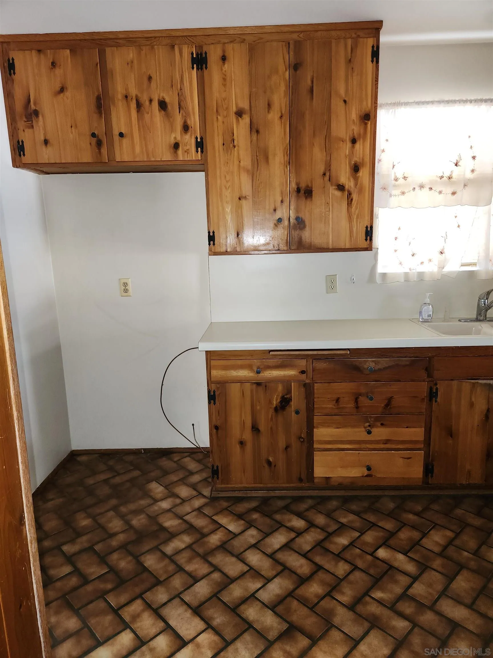 https://cdn.realtyfeed.com/cdn/127/250036326/1eab03c65301a4f30a4bea94513d19a0.webp
