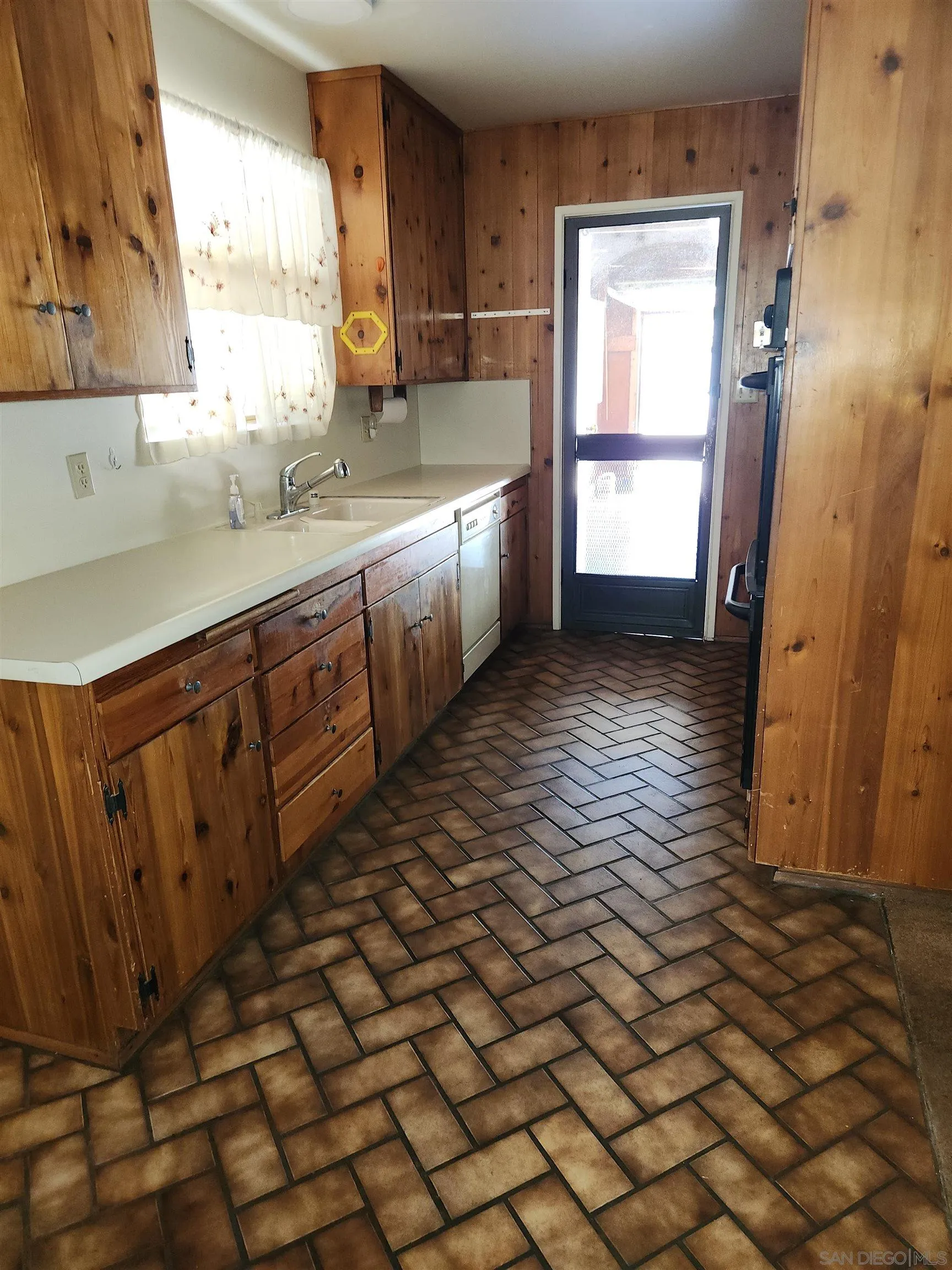 https://cdn.realtyfeed.com/cdn/127/250036326/eaa33a198f24e98697388716ce0f2f7b.webp