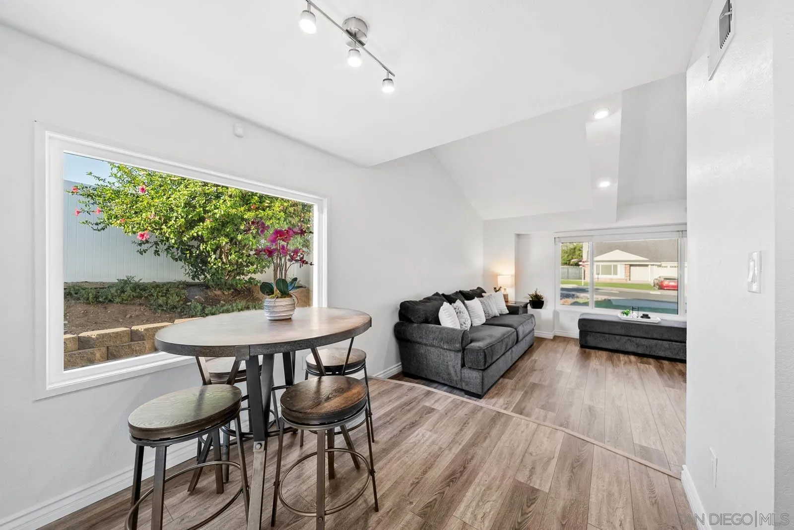 https://cdn.realtyfeed.com/cdn/127/250036332/49b350a0e347da6365cb73251fca02b2.webp