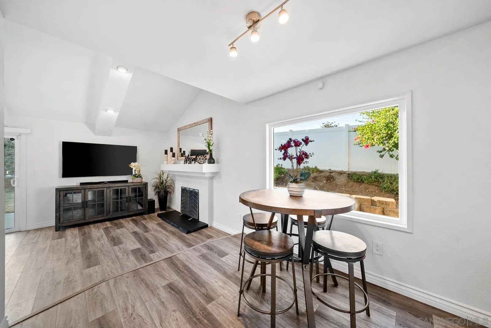 https://cdn.realtyfeed.com/cdn/127/250036332/de1b46ea2b027a45011c4fbfb83f9dc3.webp