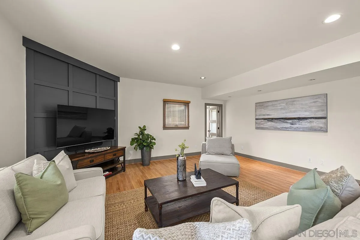 https://cdn.realtyfeed.com/cdn/127/250036336/894f67b704757da44fc3ffa5f391f5d1.webp