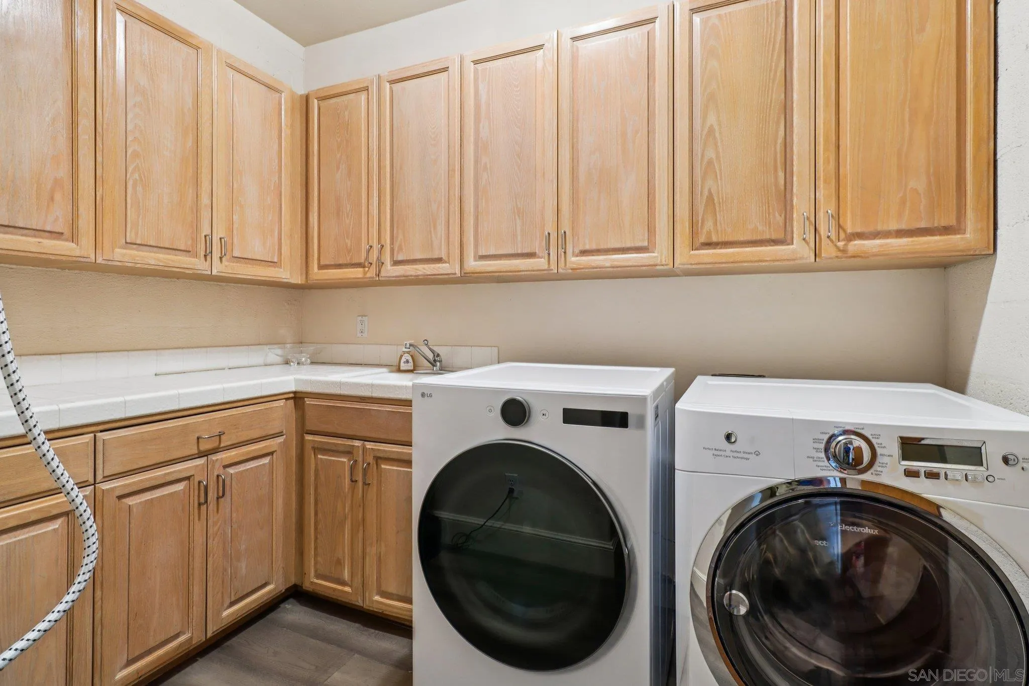 https://cdn.realtyfeed.com/cdn/127/250036338/5a5889fc4970562b3c049aa49141e7c3.webp