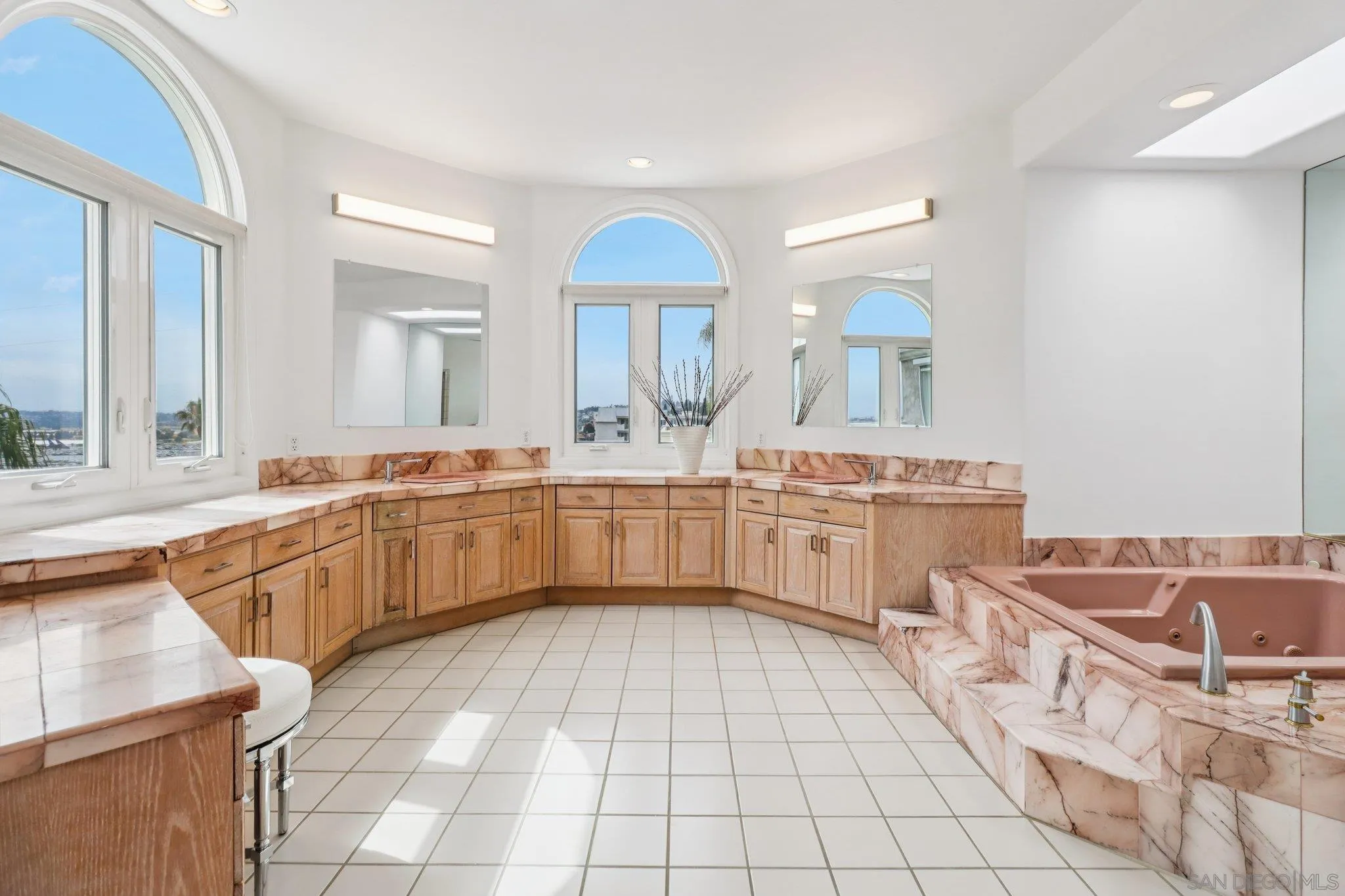 https://cdn.realtyfeed.com/cdn/127/250036338/c8534b249157faec7f01f9f873202e37.webp