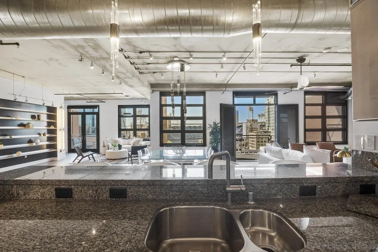 https://cdn.realtyfeed.com/cdn/127/250036340/923a2efbf928c4a960a10551433f40cd.webp