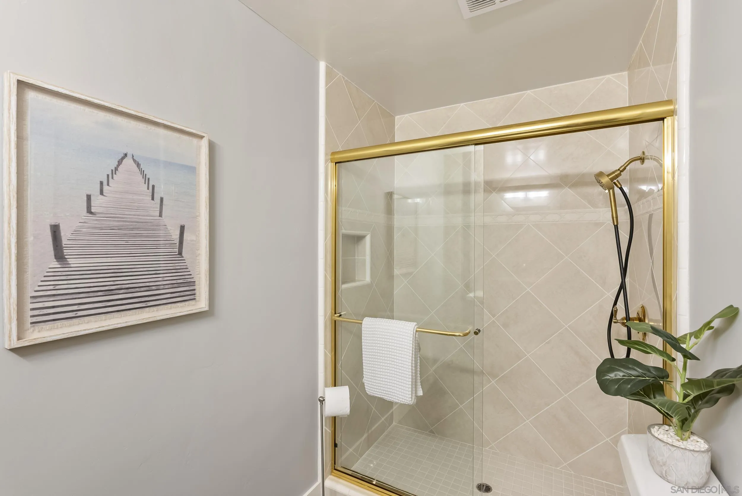 https://cdn.realtyfeed.com/cdn/127/250036345/12a634fd5aed1f441f0edd69e47483e9.webp
