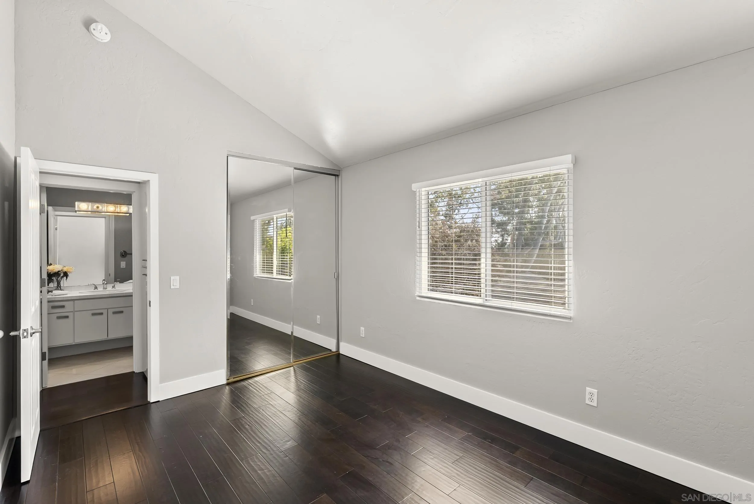 https://cdn.realtyfeed.com/cdn/127/250036345/c1e215c9753cb3e193f34bfdc9c4ea36.webp