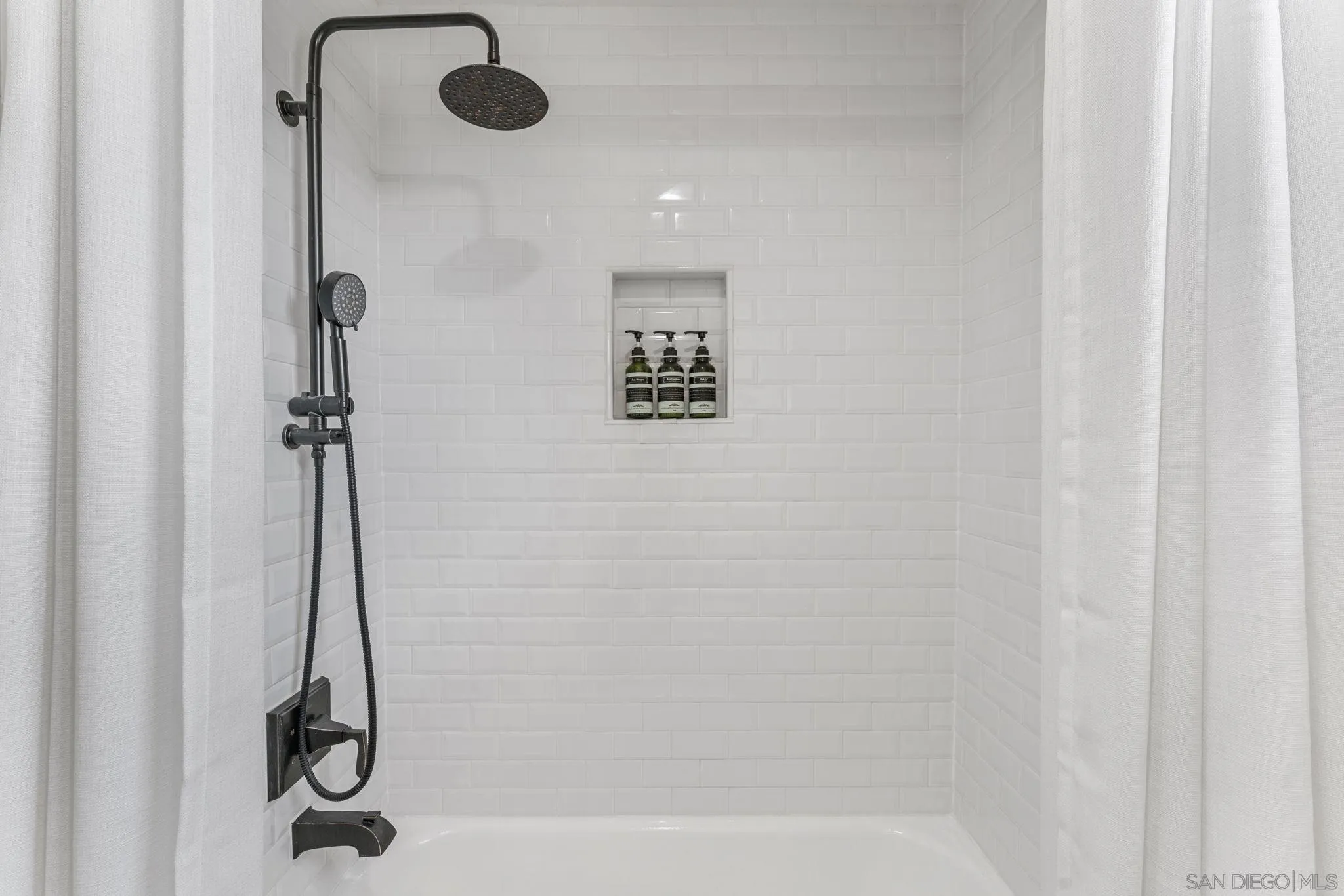 https://cdn.realtyfeed.com/cdn/127/250036346/04a019975c9dc100af4e3210a4f7c6b9.webp