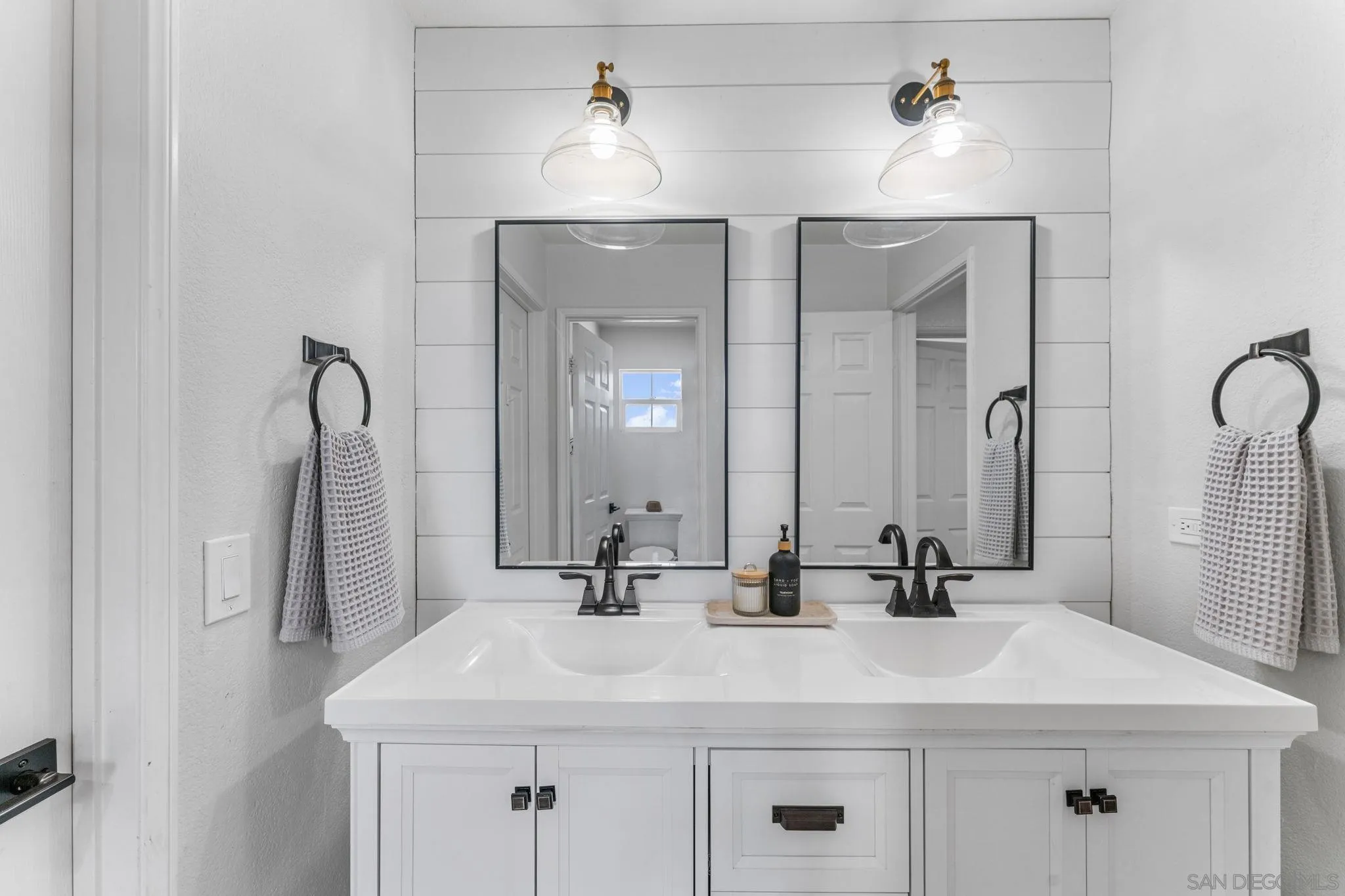 https://cdn.realtyfeed.com/cdn/127/250036346/f995cbcc883596e9f250d36ea37c5746.webp