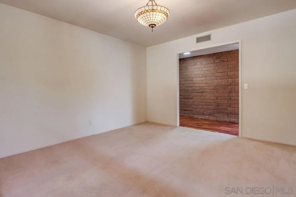 https://cdn.realtyfeed.com/cdn/127/250036353/37cc2bc9860f027d282f0a6d0c81a639.webp
