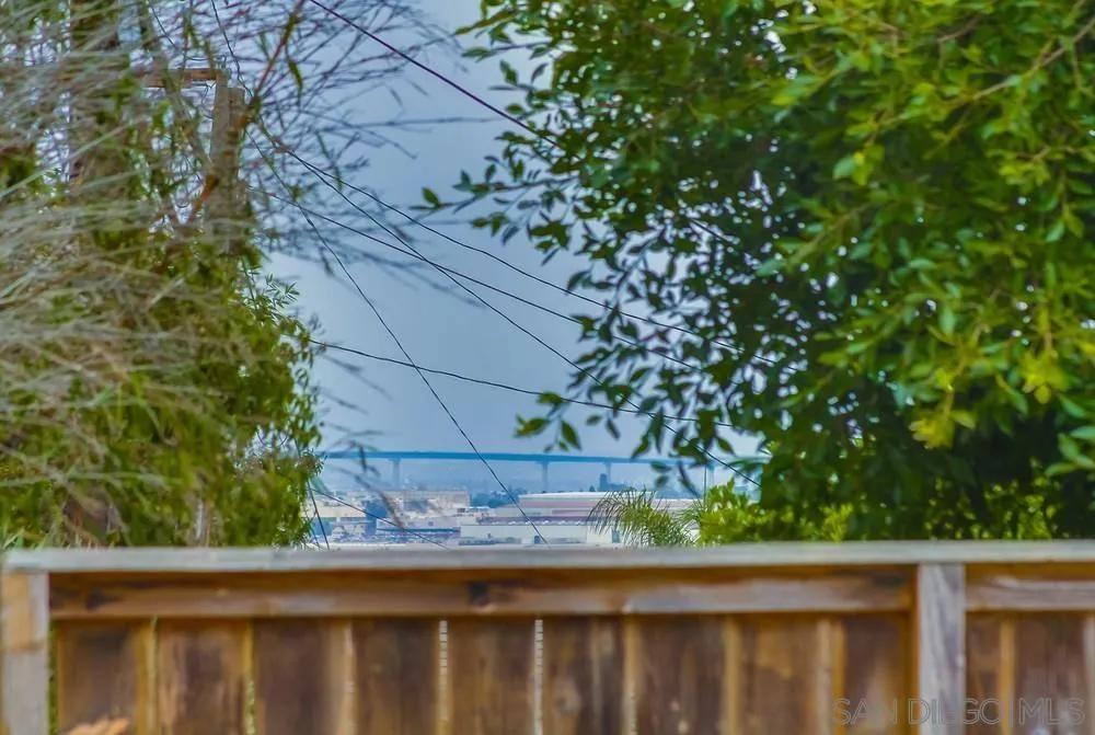 https://cdn.realtyfeed.com/cdn/127/250036369/ef833dc35d5a4a0cb4cd10f24a5bc44a.webp