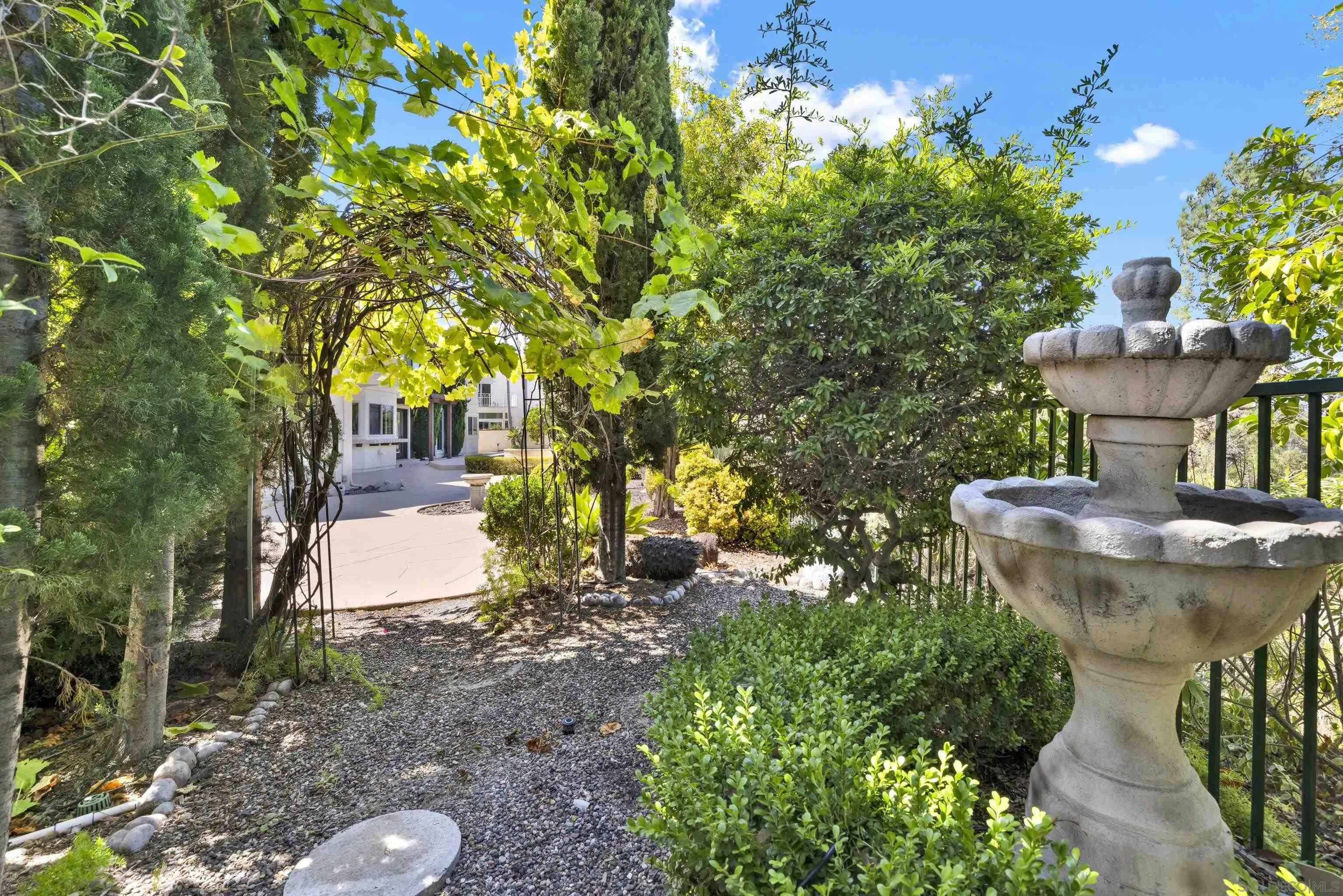 https://cdn.realtyfeed.com/cdn/127/250036376/e258e25b555409239bda99fd419cb992.webp